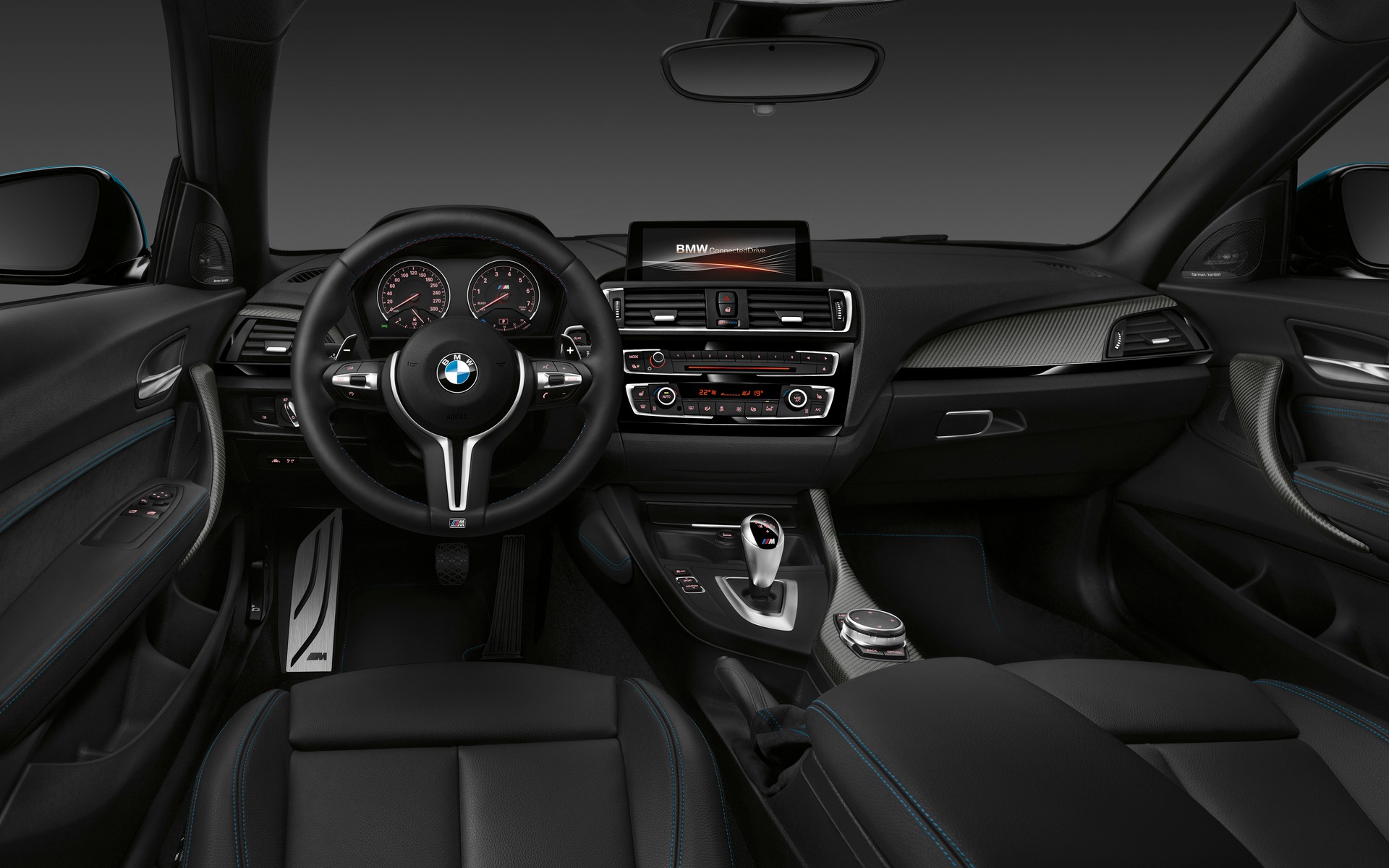 BMW M2 2016 : volant sport et planche de bord orientée vers le conducteur.