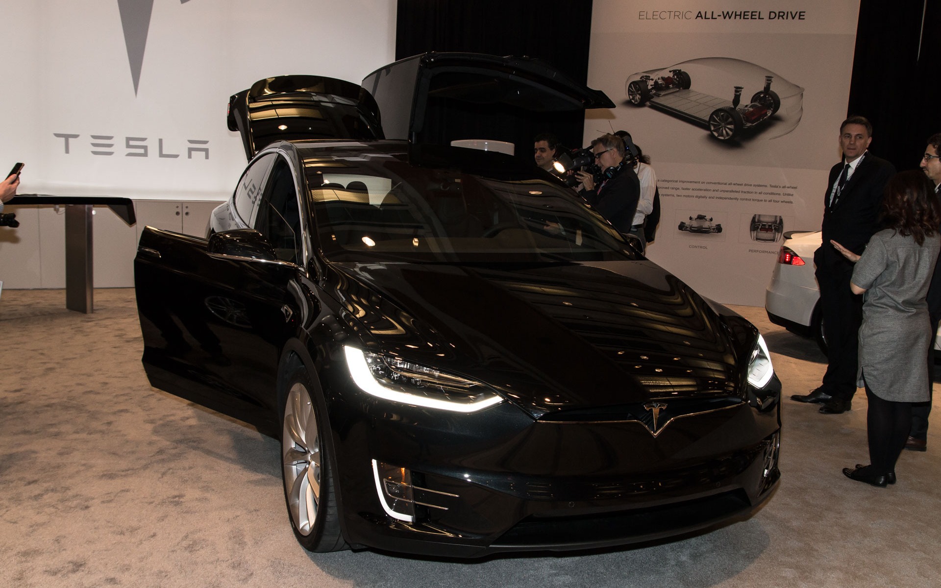 Le VUS Tesla Model X présenté au Salon de l'auto de Toronto 2016
