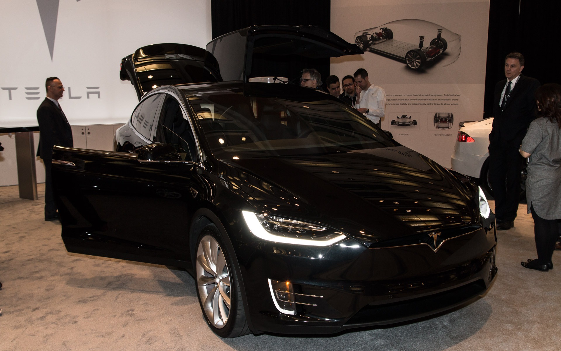 Le VUS Tesla Model X présenté au Salon de l'auto de Toronto 2016