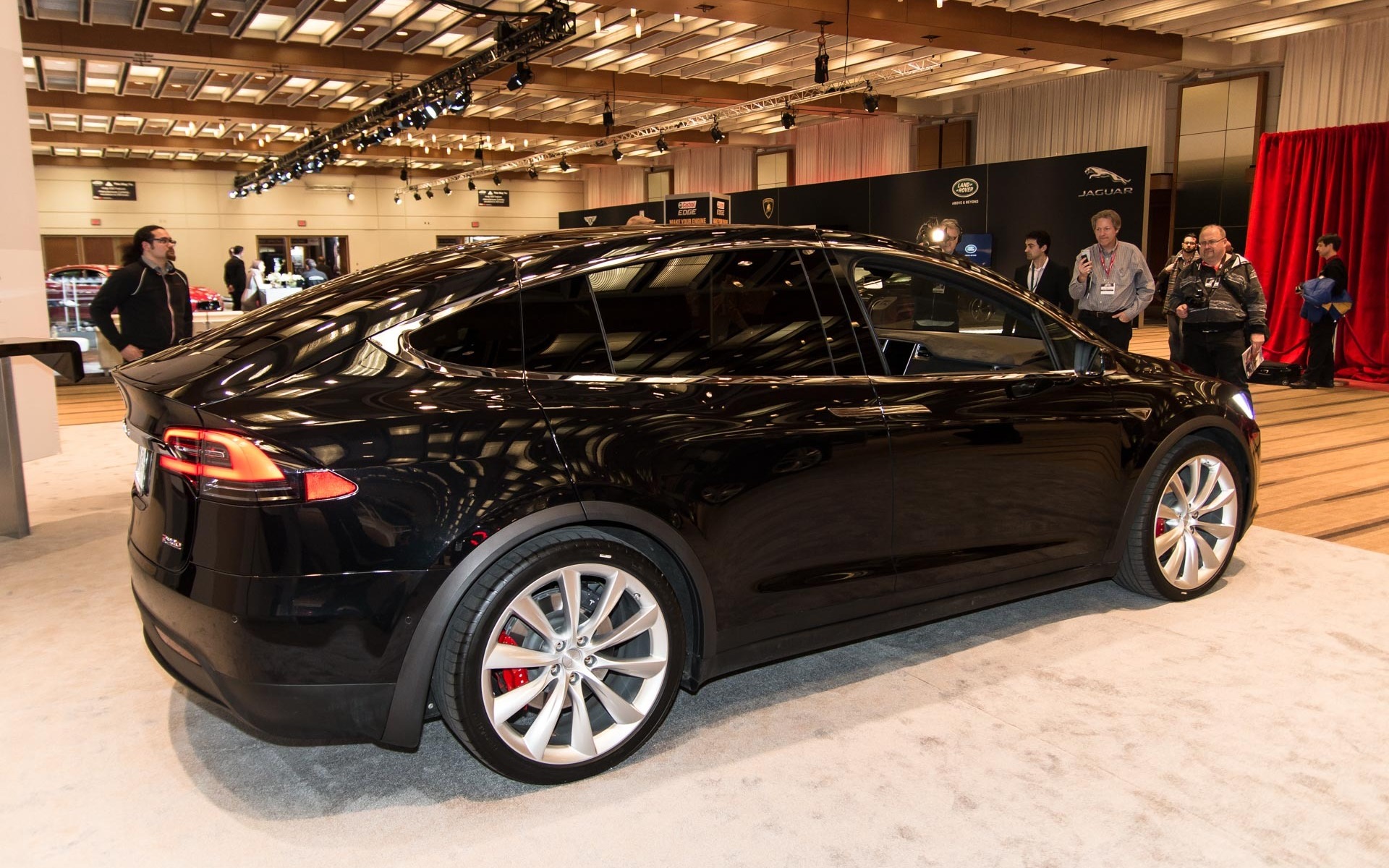 Le VUS Tesla Model X présenté au Salon de l'auto de Toronto 2016