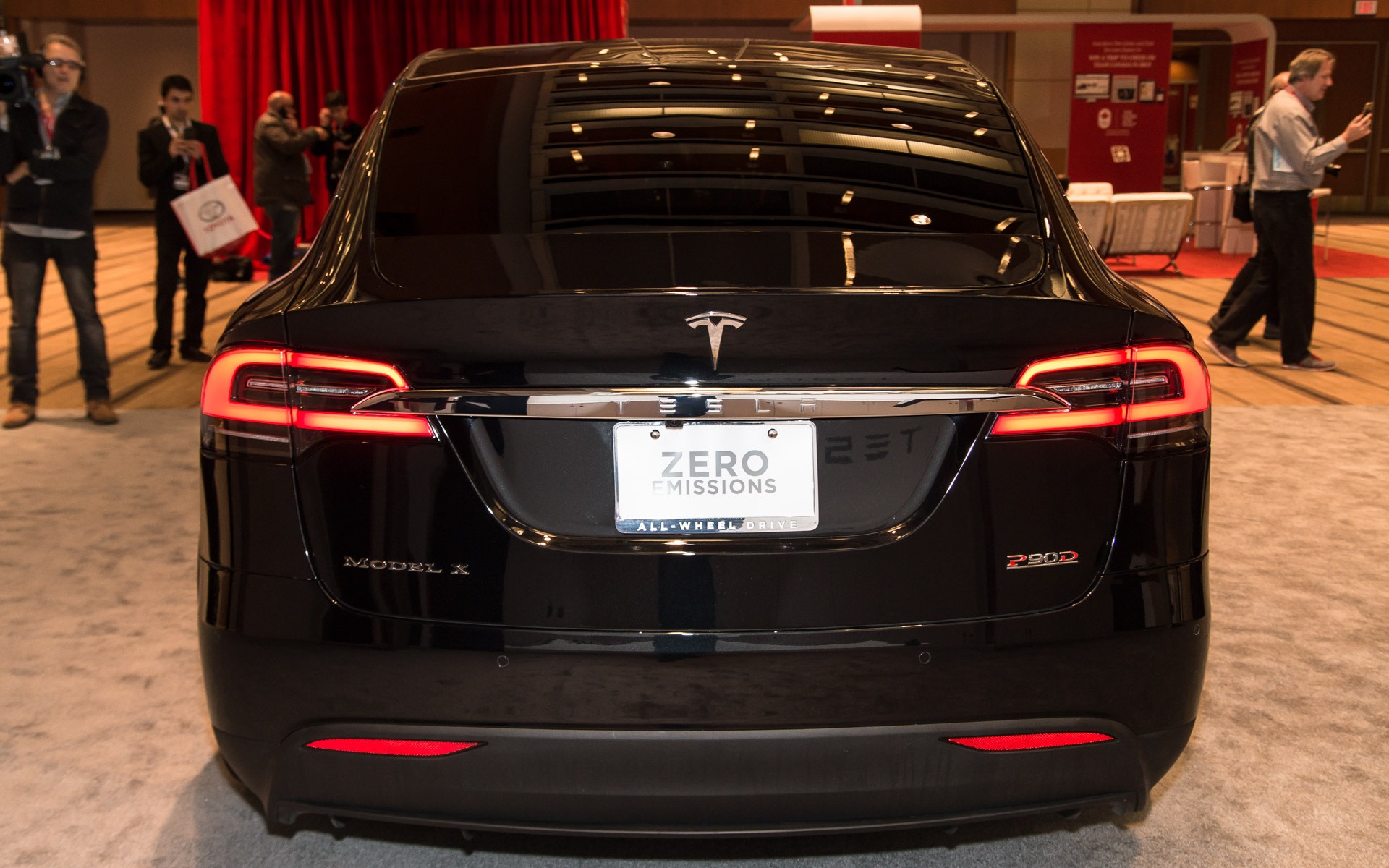 Le VUS Tesla Model X présenté au Salon de l'auto de Toronto 2016