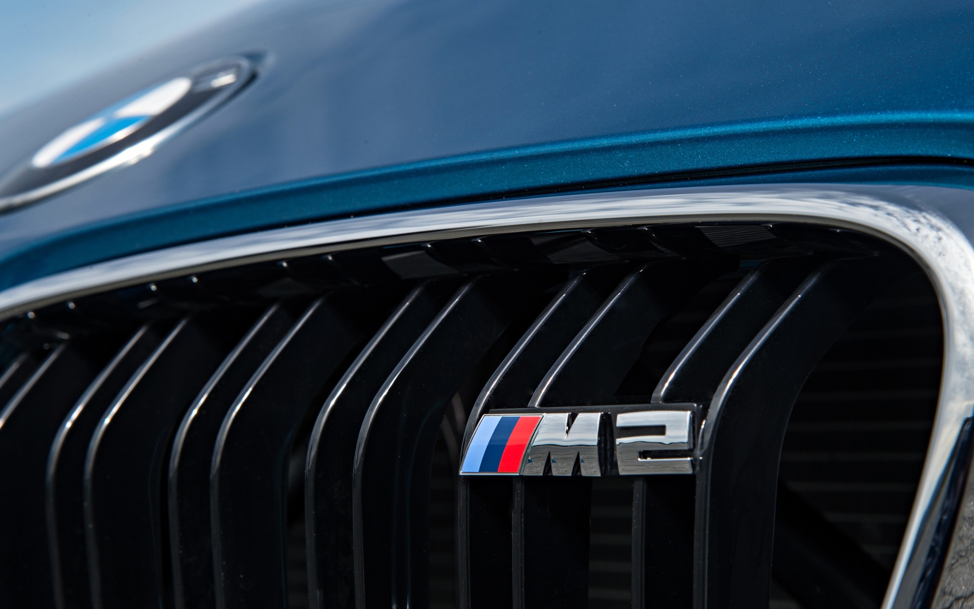 BMW M2 2016 - L'écusson M2 orne fièrement la calandre.