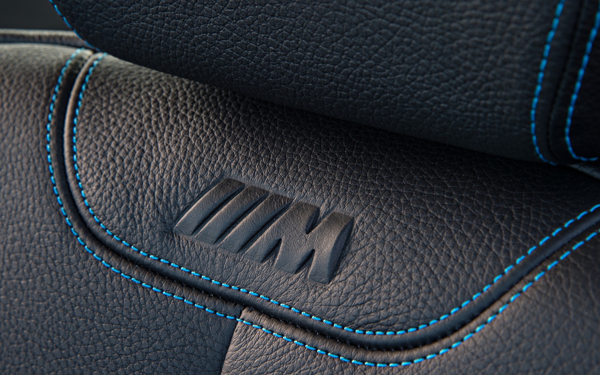 BMW M2 2016 - Détail des surpiqûres de la sellerie avec logo M.