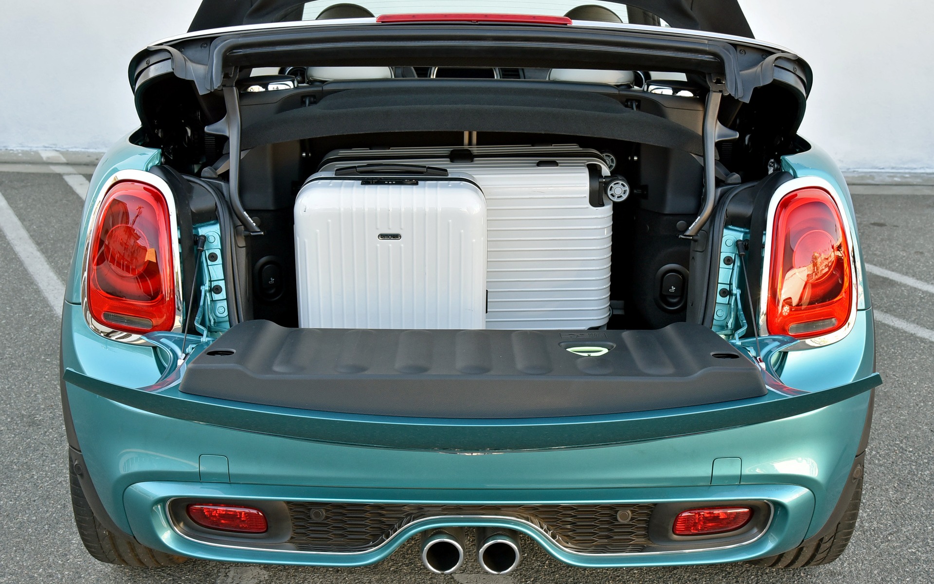 MINI Cabriolet 2016 - Volume du coffre : 215 litres.