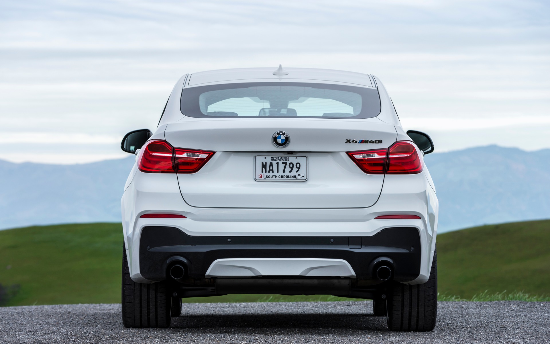 BMW X4 M40i 2016 - Échappement double peint en Black Chrome à l'arrière.