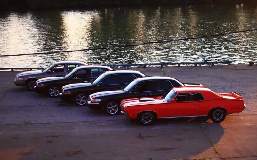 Quatre Mercury Marauder et la Mercury Cougar font dodo. Alexandre Vachon.