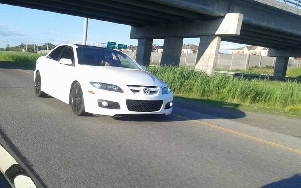 Toute blanche la Mazda de Gabriel can-am Viger ressort mieux l'été. 