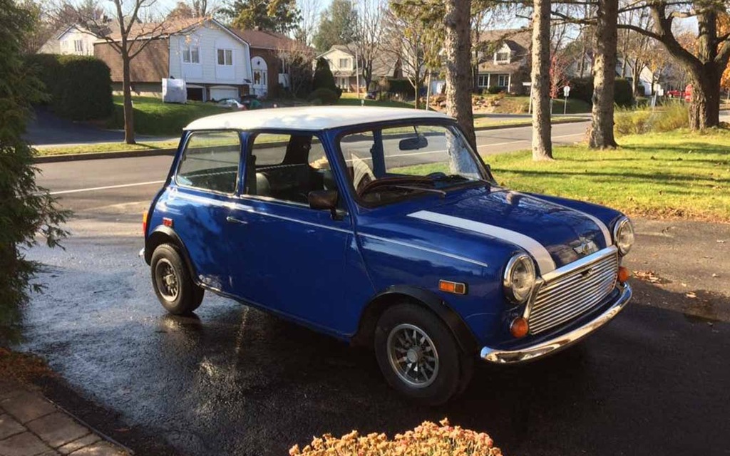 Thomas Harvey n'a pas besoin d'un grand garage pour sa Mini. 