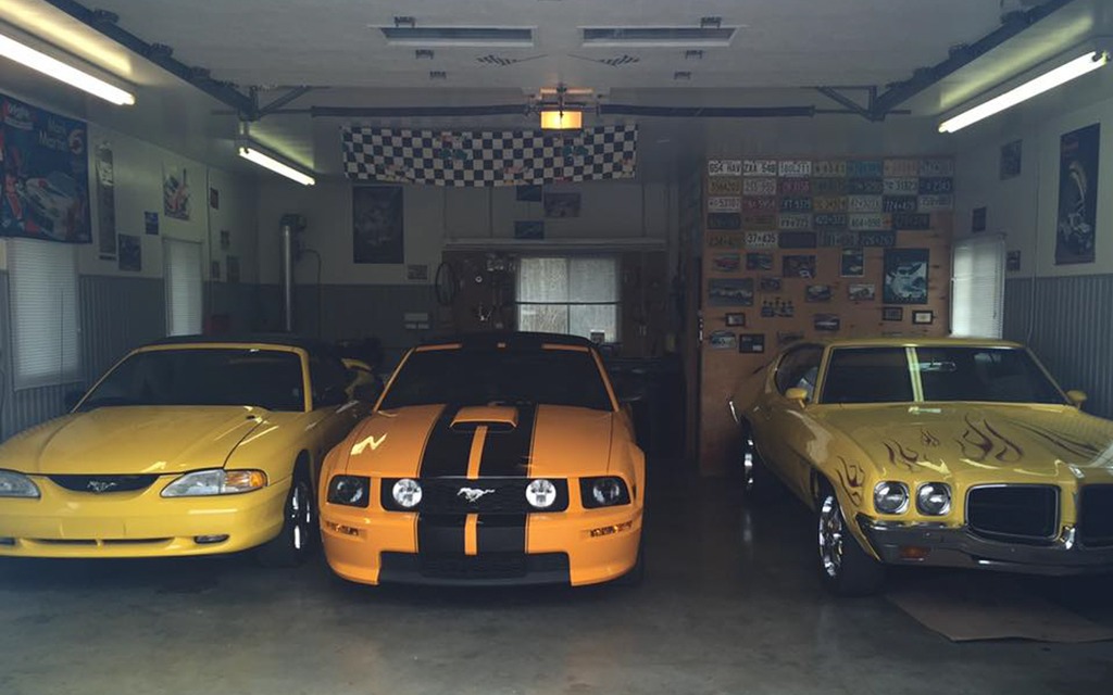La Pontiac LeMans 1971 et les deux Ford Mustang de Steve Bill Massicotte.