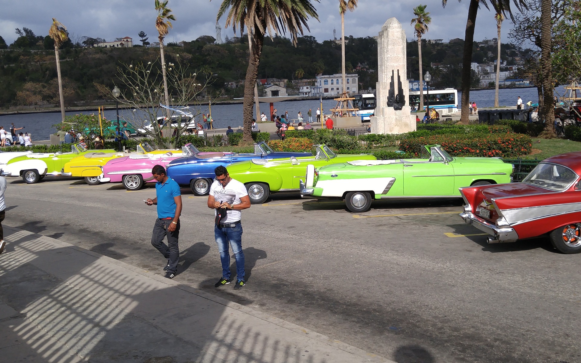 À Cuba, les maisons sont colorées... tout autant que les voitures!