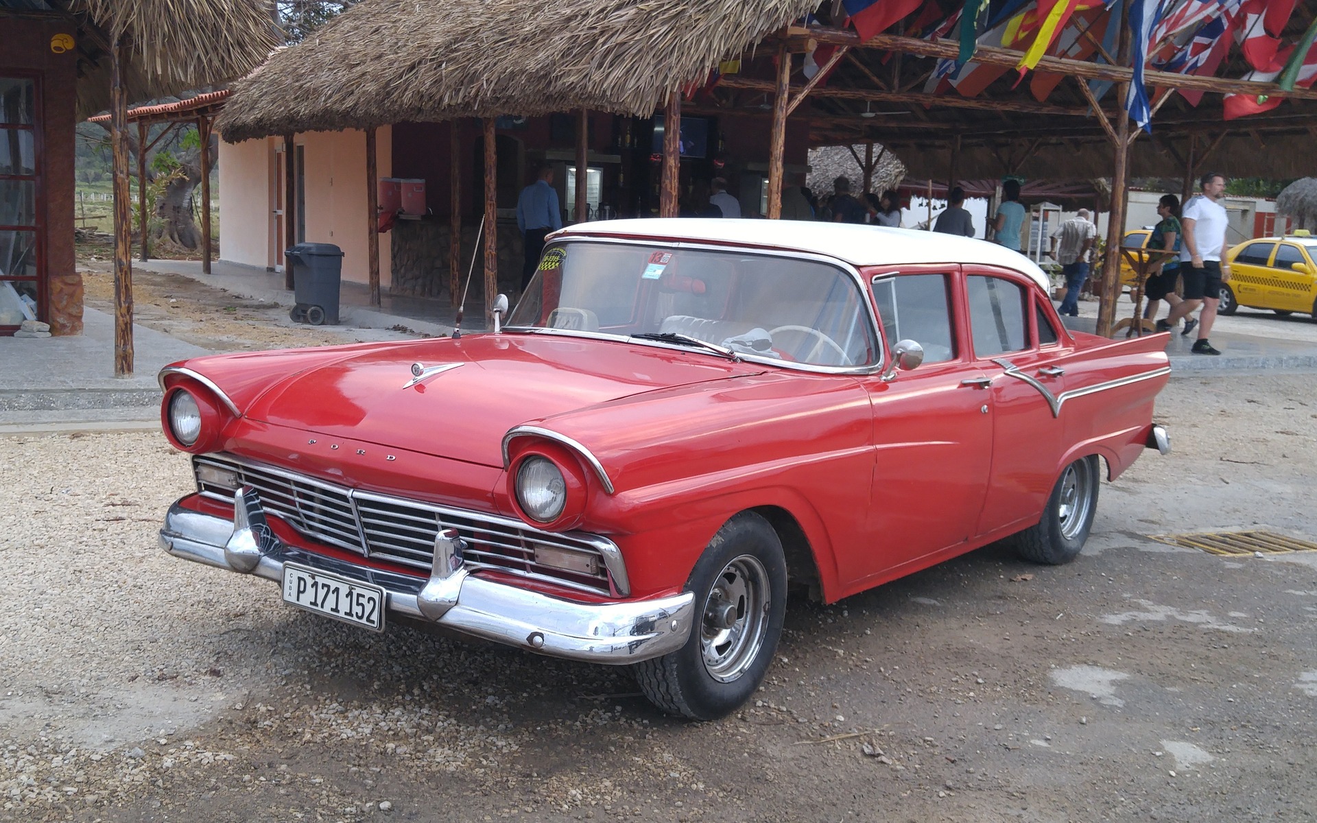 Un Ford 1957 dans un état passable.