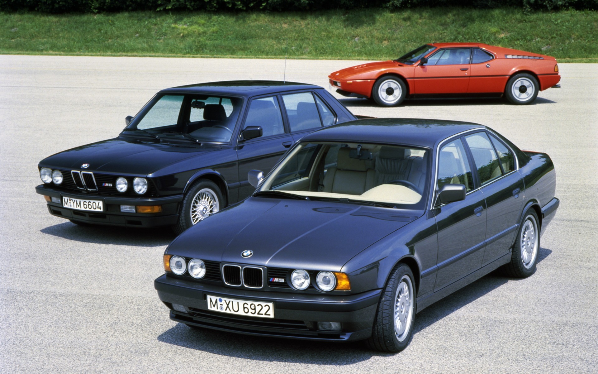 BMW M5 E34 Salon, M5 E28 et M1 en arrière-plan.