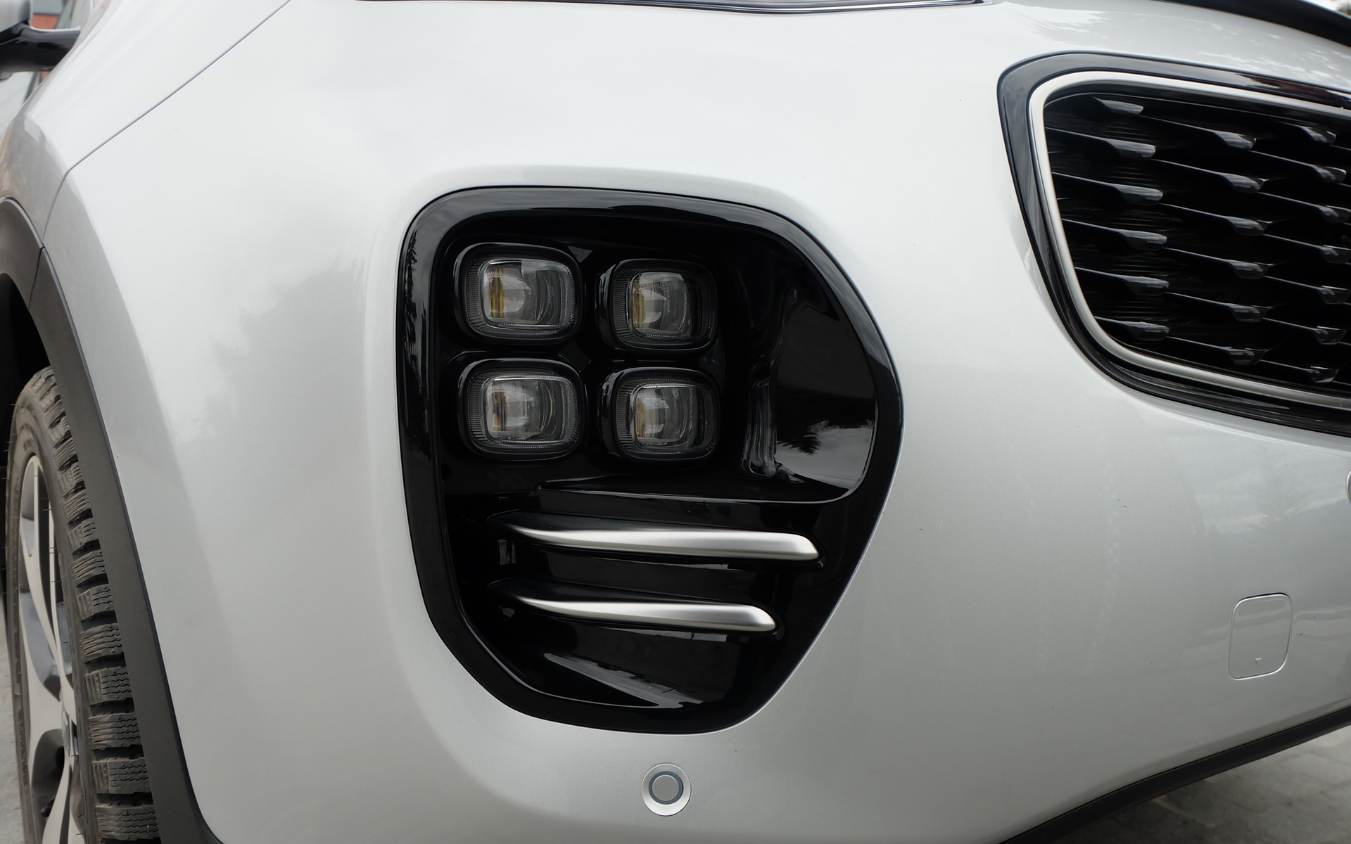 Le modèle SX a droit à des phares antibrouillard quadruples.
