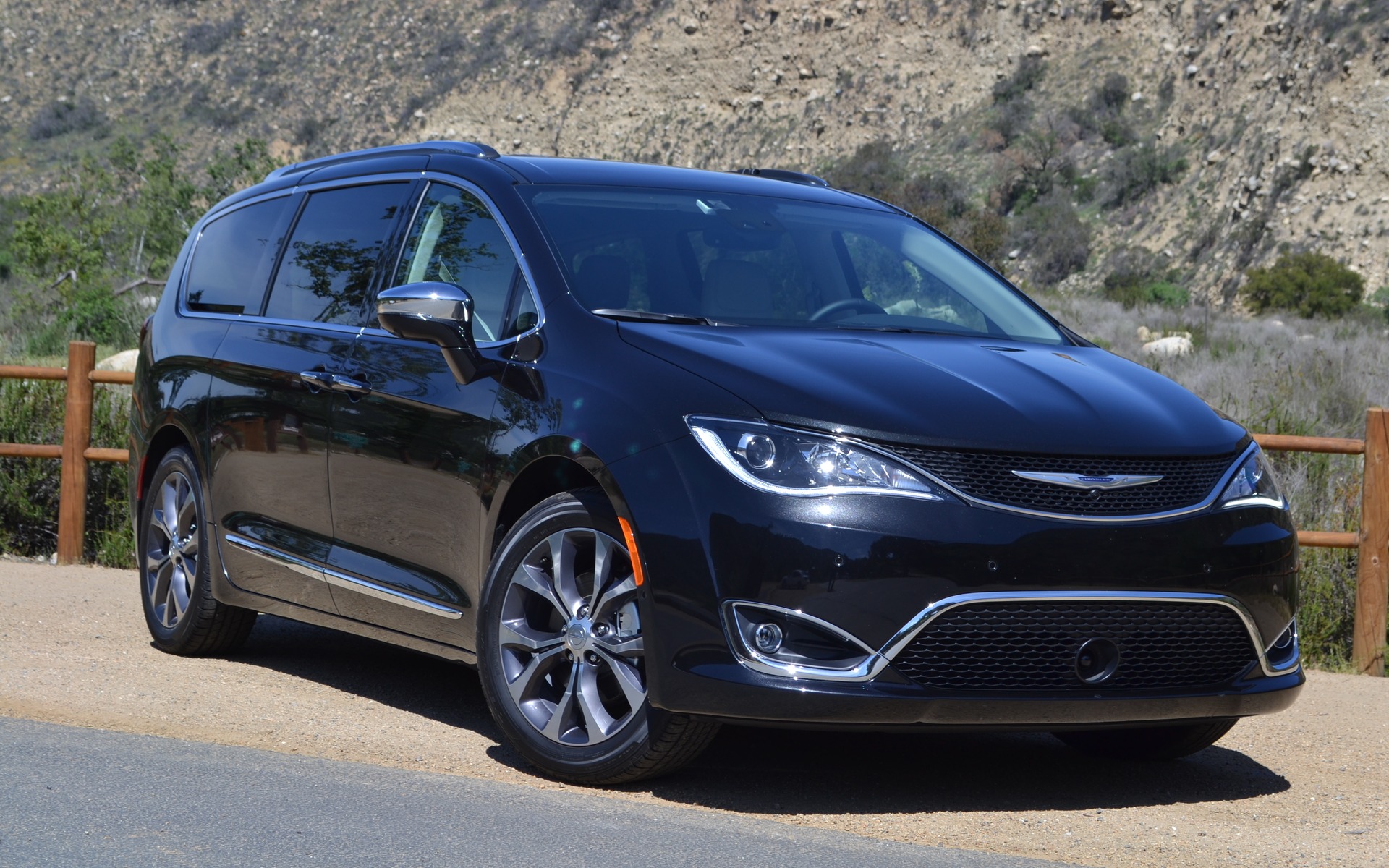 2017-chrysler-pacifica-when-luxury-meets-family-the-car-guide