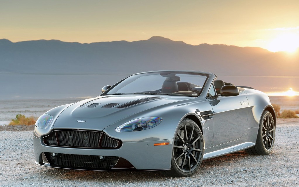 Aston Martin V12 Vantage S Roadster : 321 km/h 