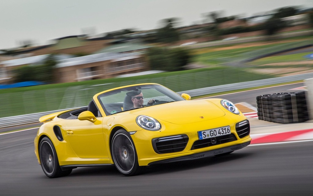 Porsche 911 Turbo S Cabriolet - 330 km/h