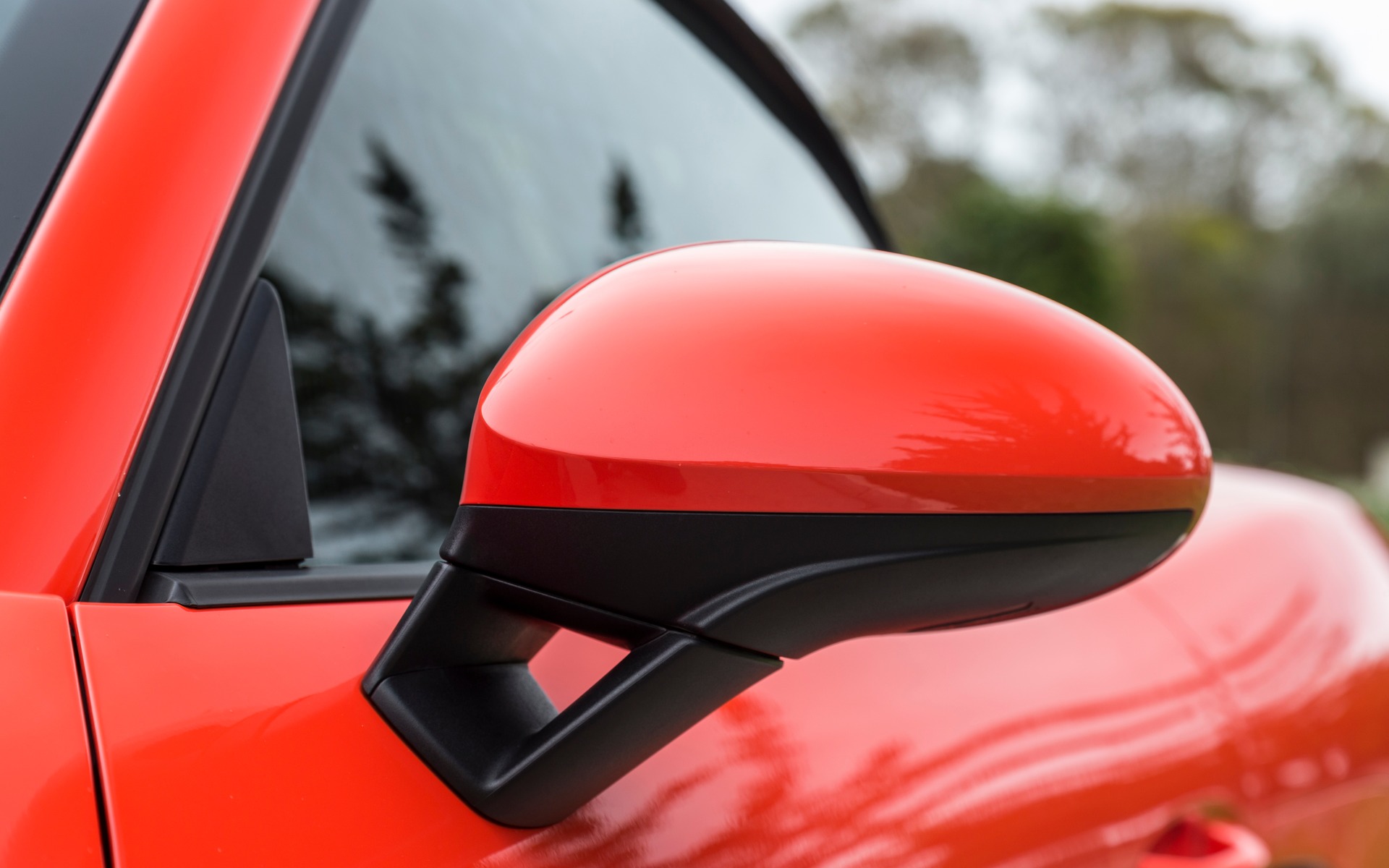 New design of the lateral rearview mirrors with V-shaped base.