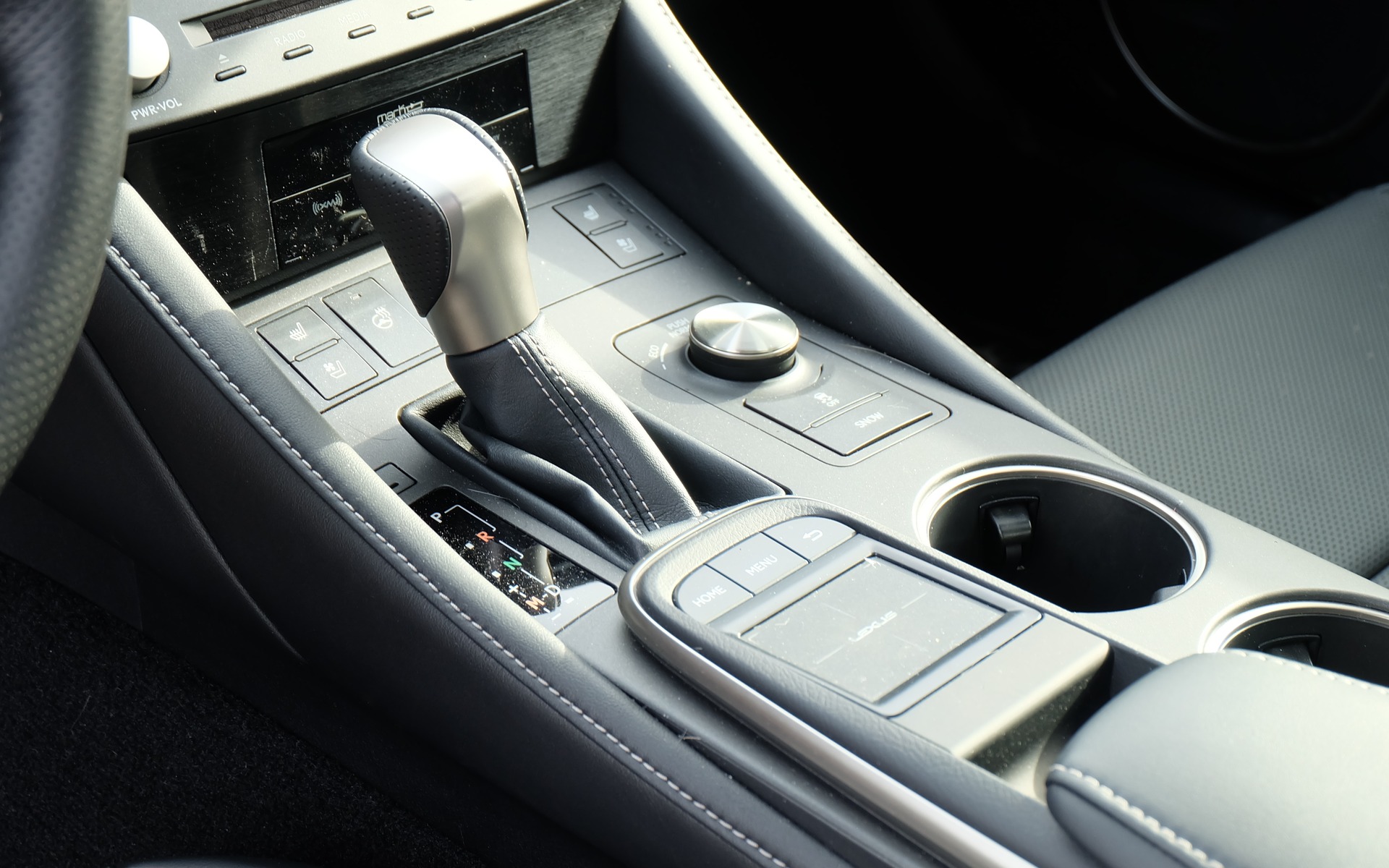 Next to the shift lever is the drive selector.