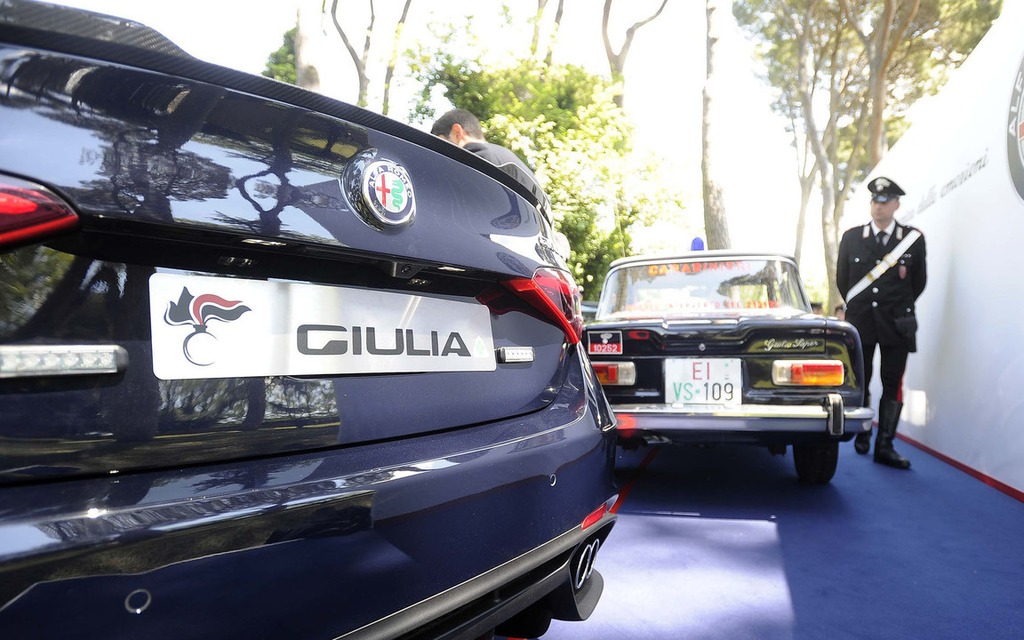 Deux arrières d'Alfa Romeo de police