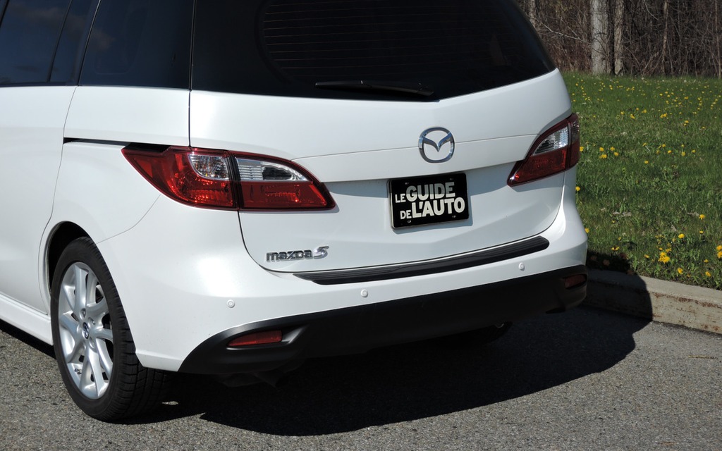 Le seuil de chargement de la Mazda5 2016 est passablement bas.