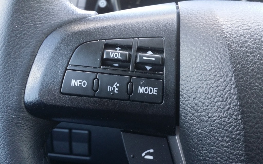 Les commandes audio sont sur le rayon gauche du volant.