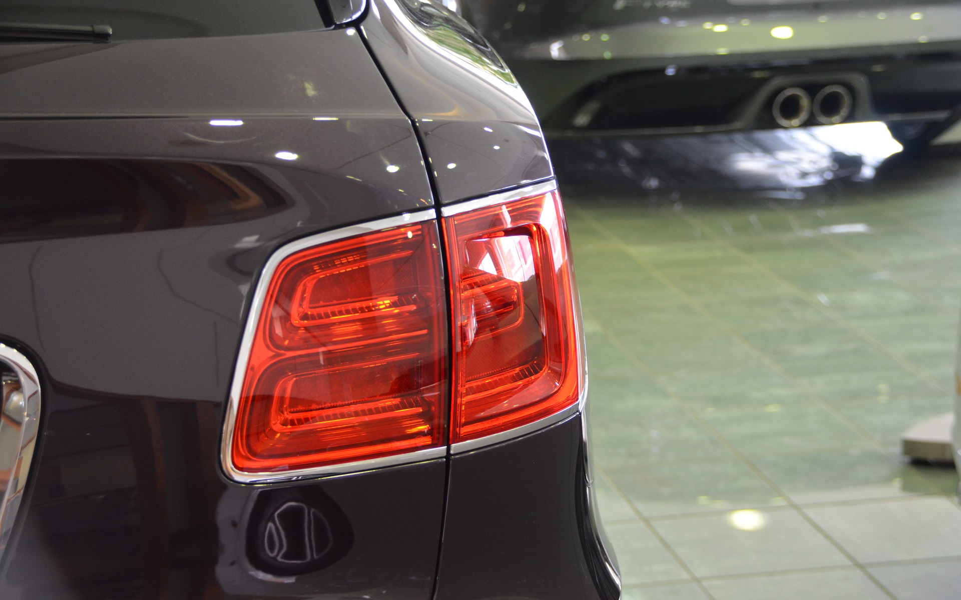 Can you spot the inversed "B" in the Bentayga's taillight design?