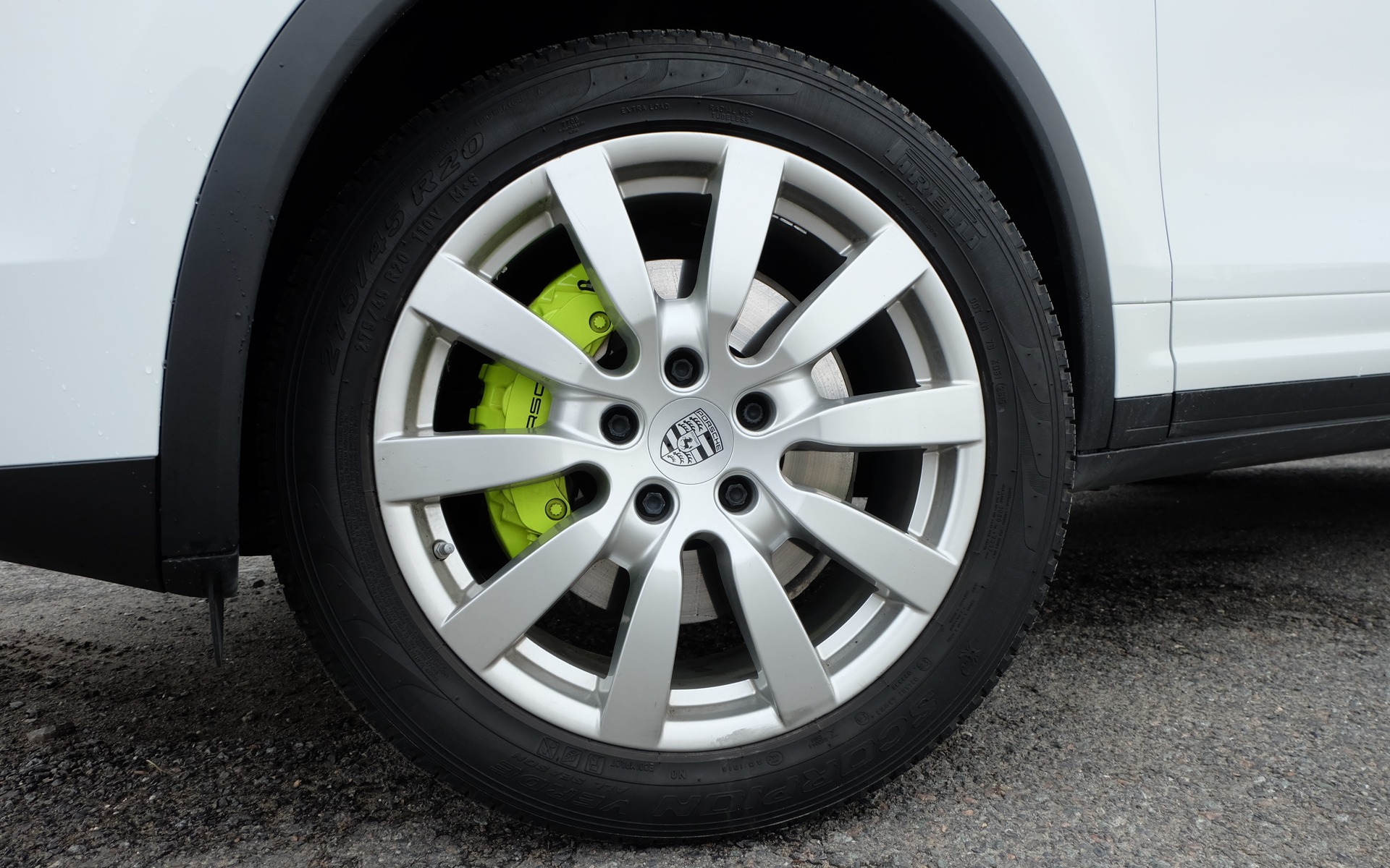 On reconnaitra le Cayenne S E-Hybrid à ses étriers de frein vert lime...