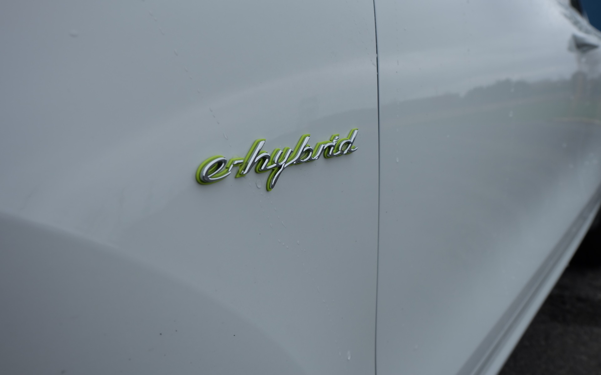 ...et à ses écussons colorés de la même teinte.