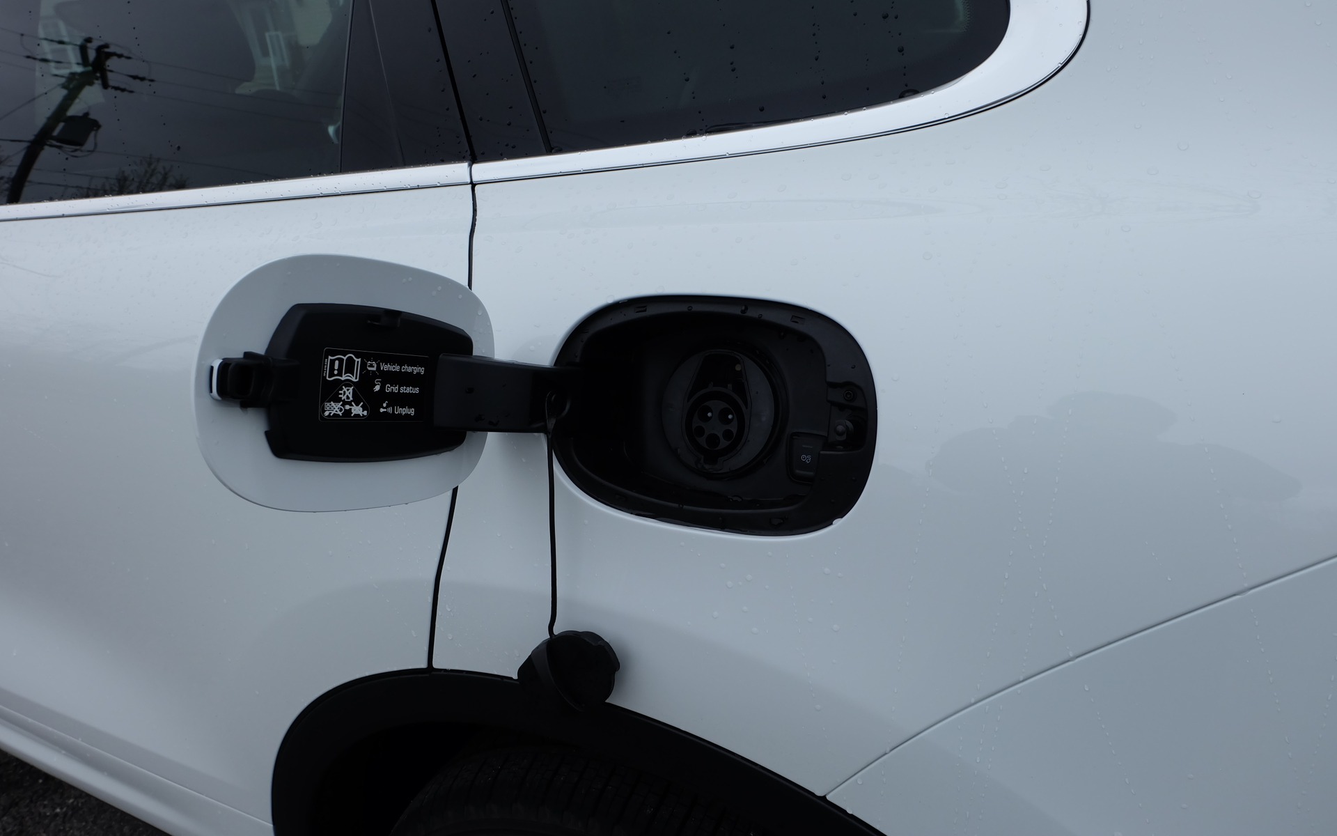 La prise permettant de recharger le Cayenne.