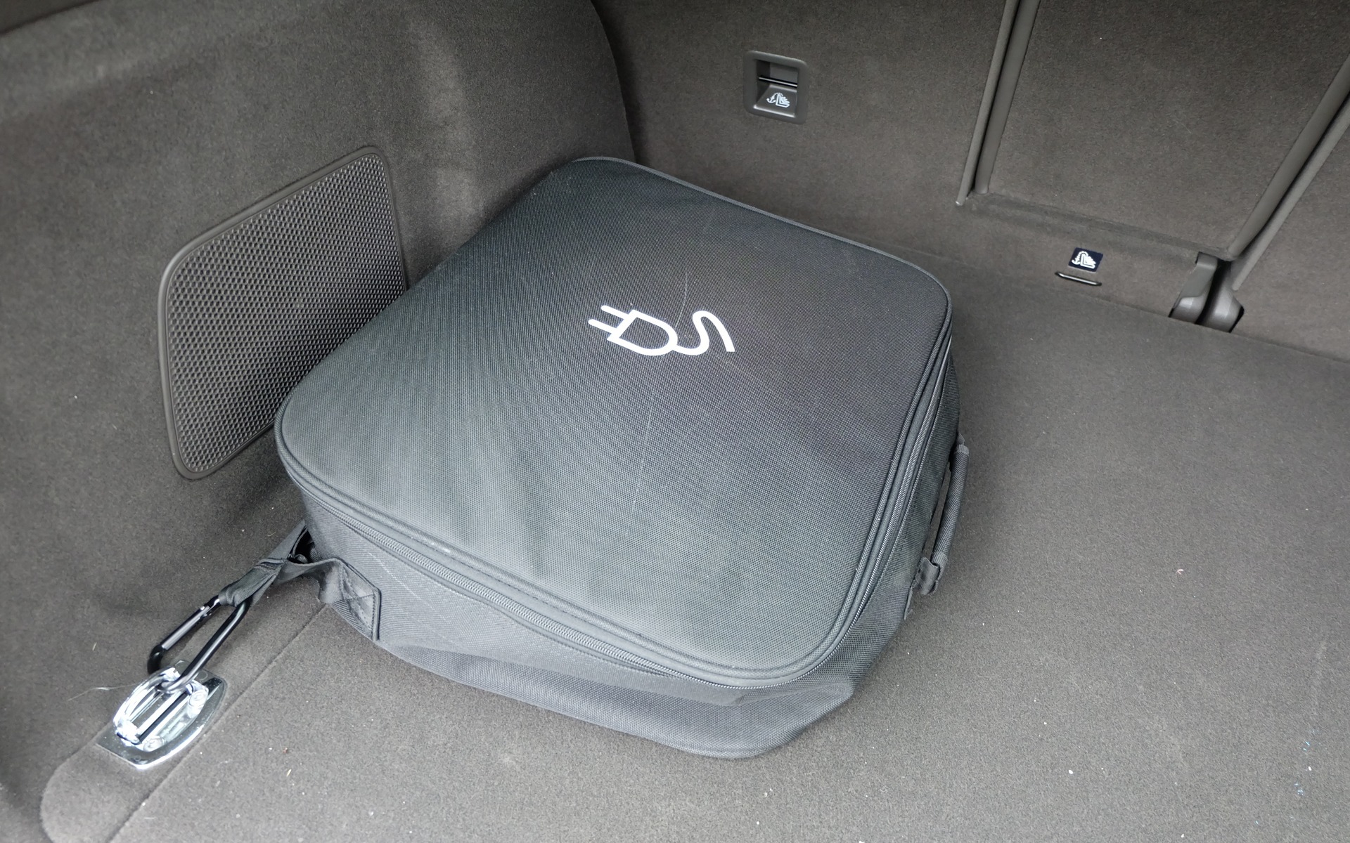 Le chargeur de 110V se trouve dans cette poche.