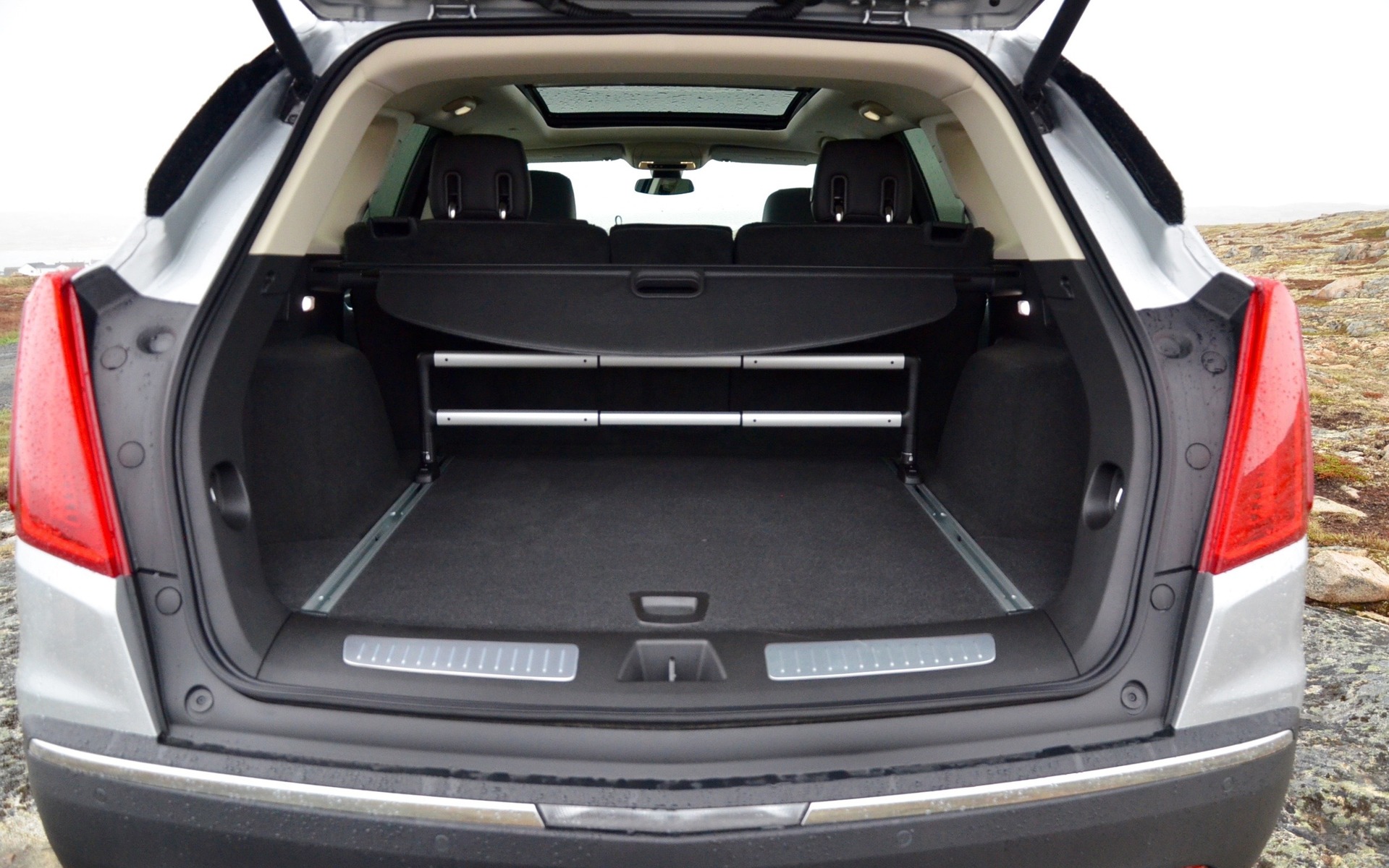 Cadillac XT5 2017 - Espace cargo avec rails et barres de fixation.