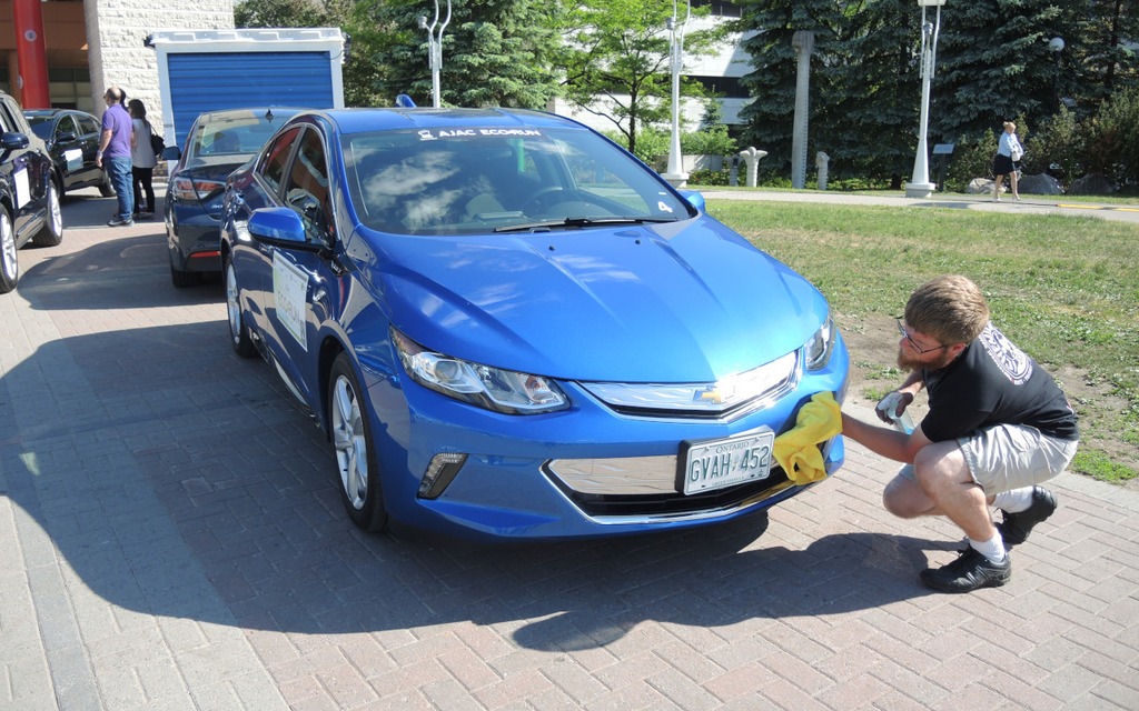 Un dernier coup de chiffon avant la cérémonie de clôture