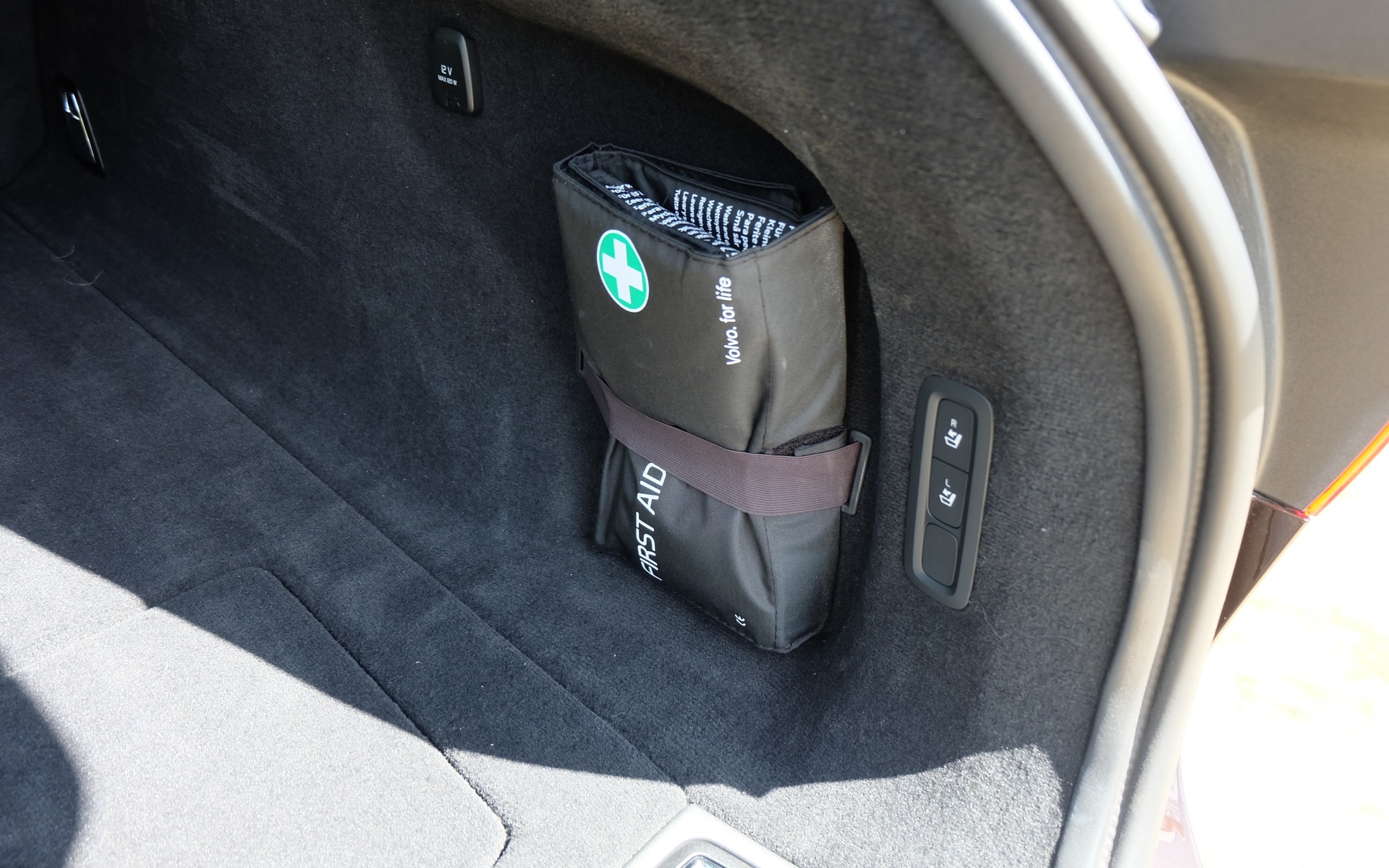 La trousse de premier soins est facile d'accès.