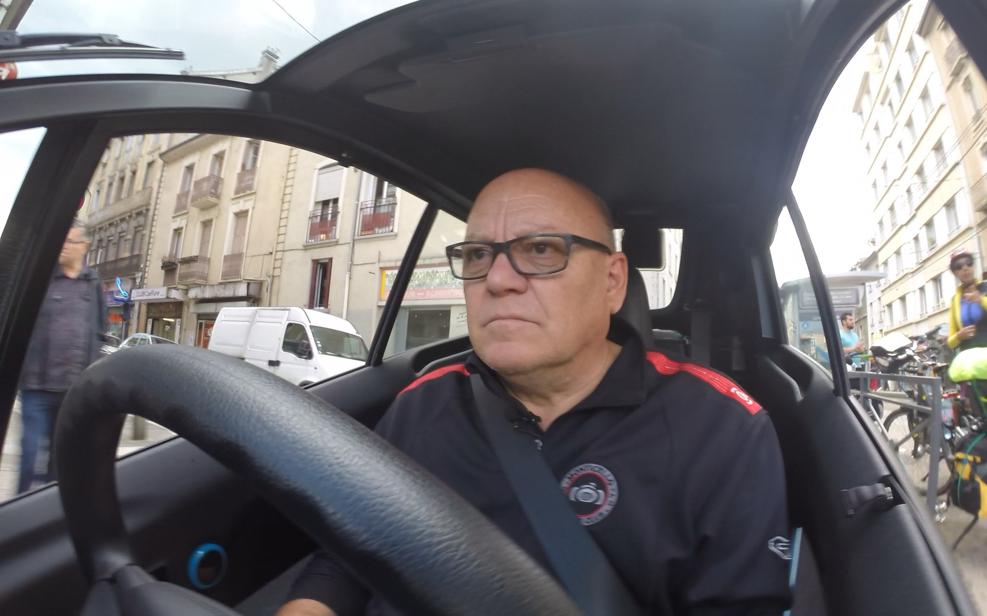 Jacques Deshaies au volant i-Road