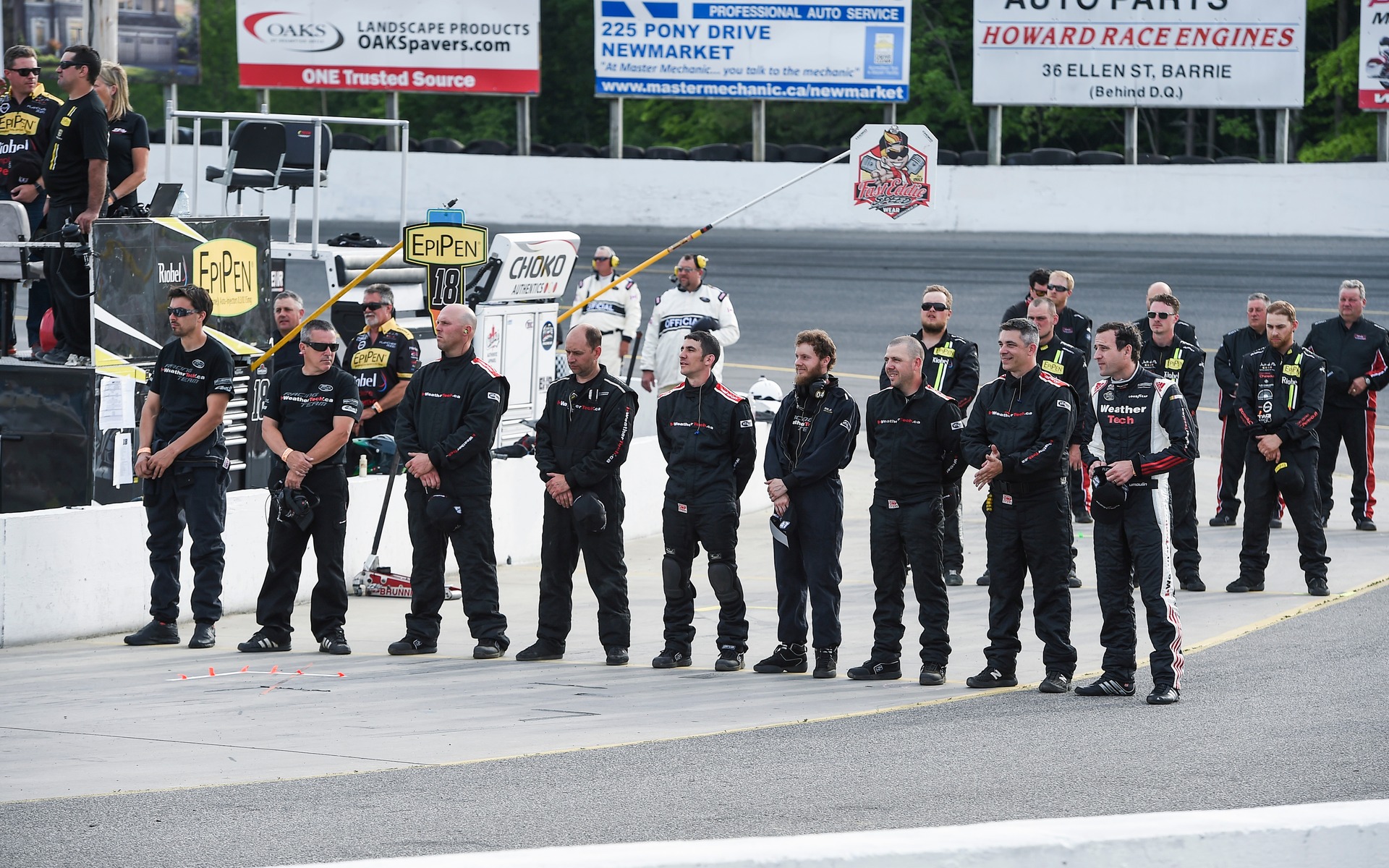 Les équipiers #47 pendant l'hymne national Sunset Speedway 