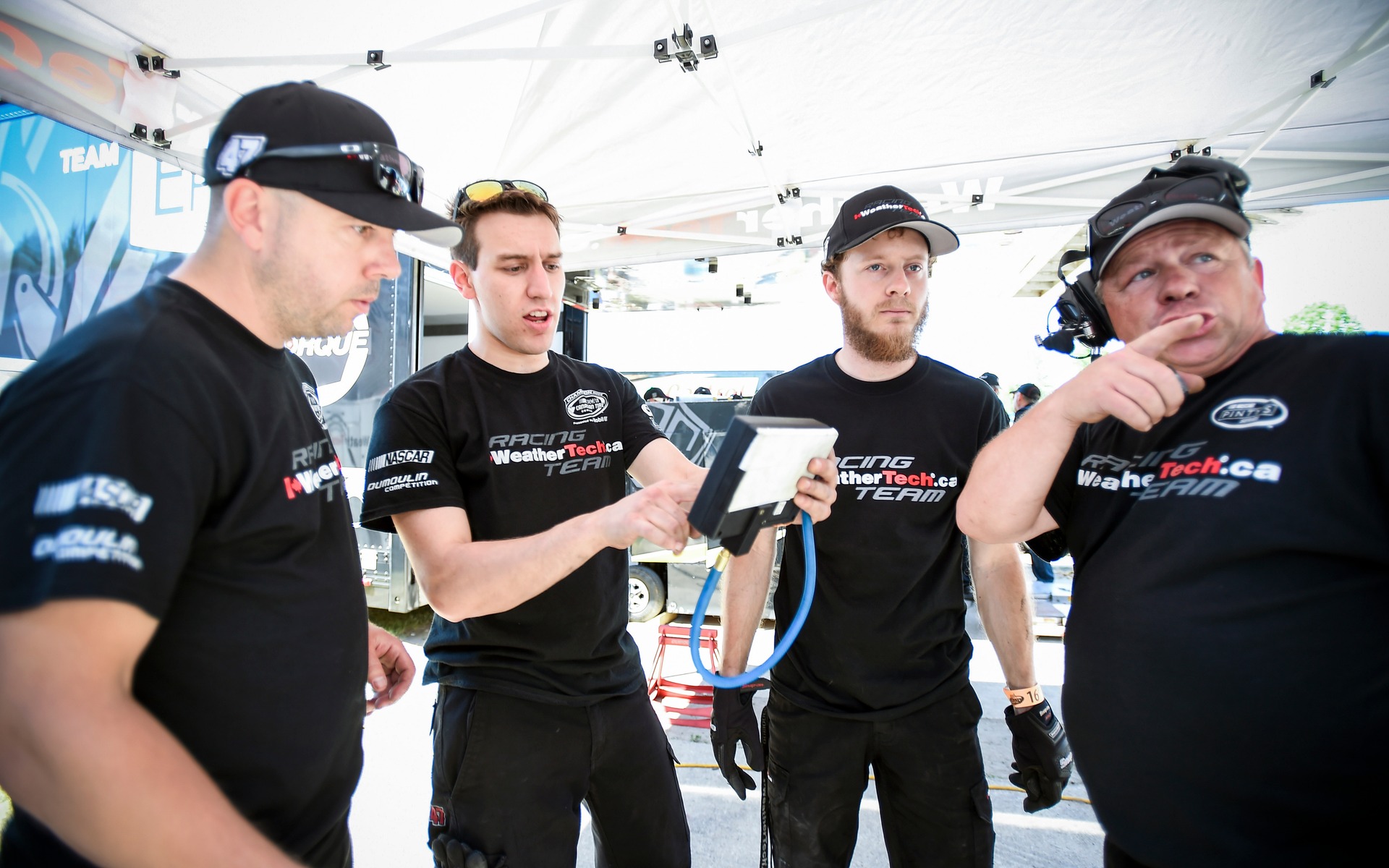 Les équipiers en discussion - Sunset Speedway