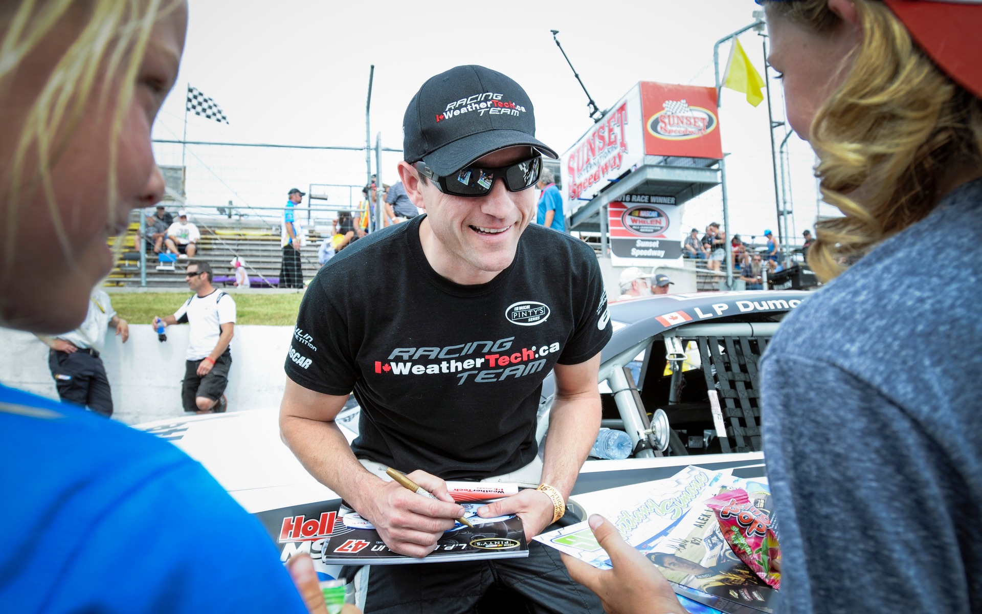 LP Dumoulin seance autographes - Sunset Speedway
