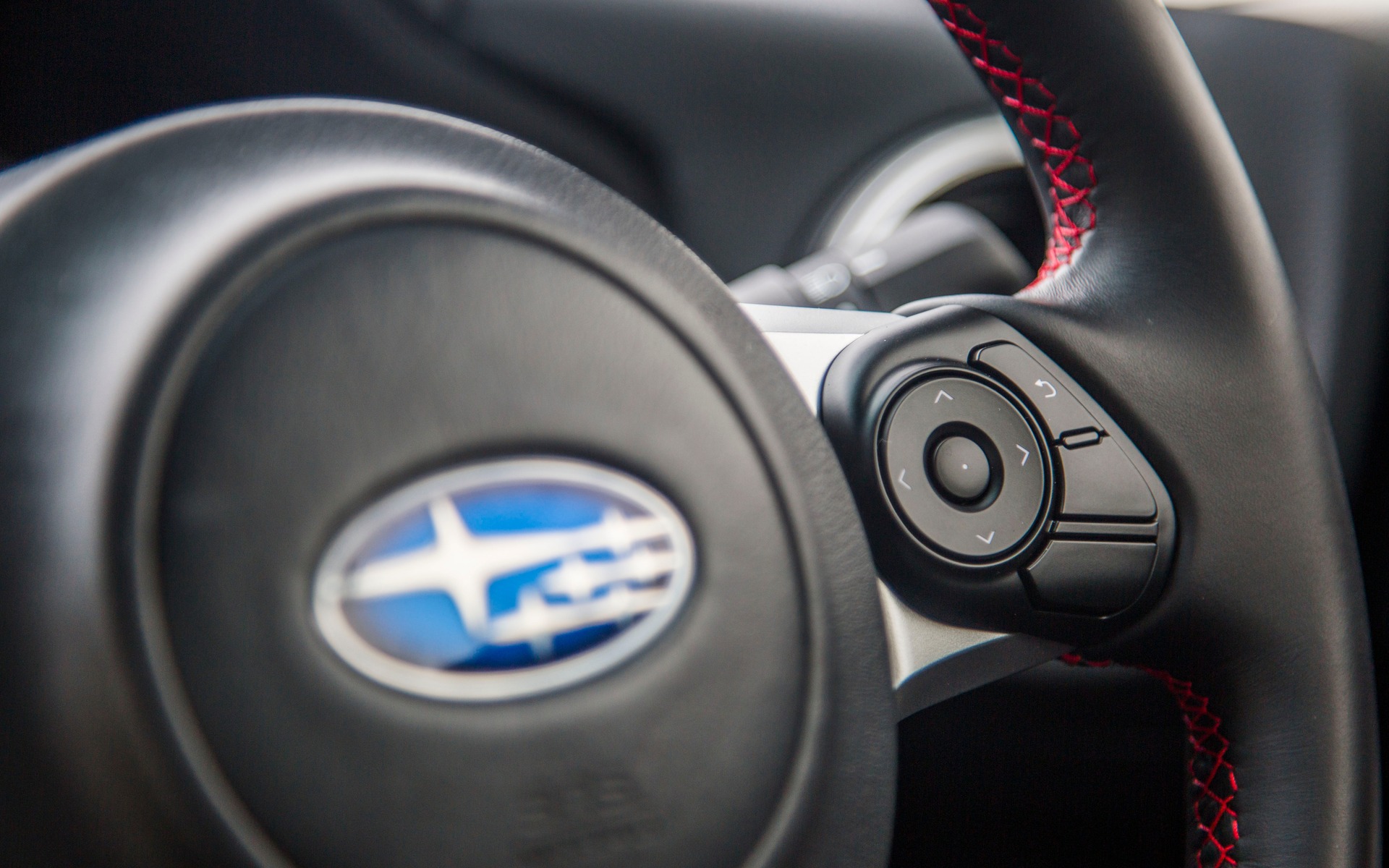Subaru BRZ 2017 - Nouveau volant sport multifonctions emprunté à la WRX.