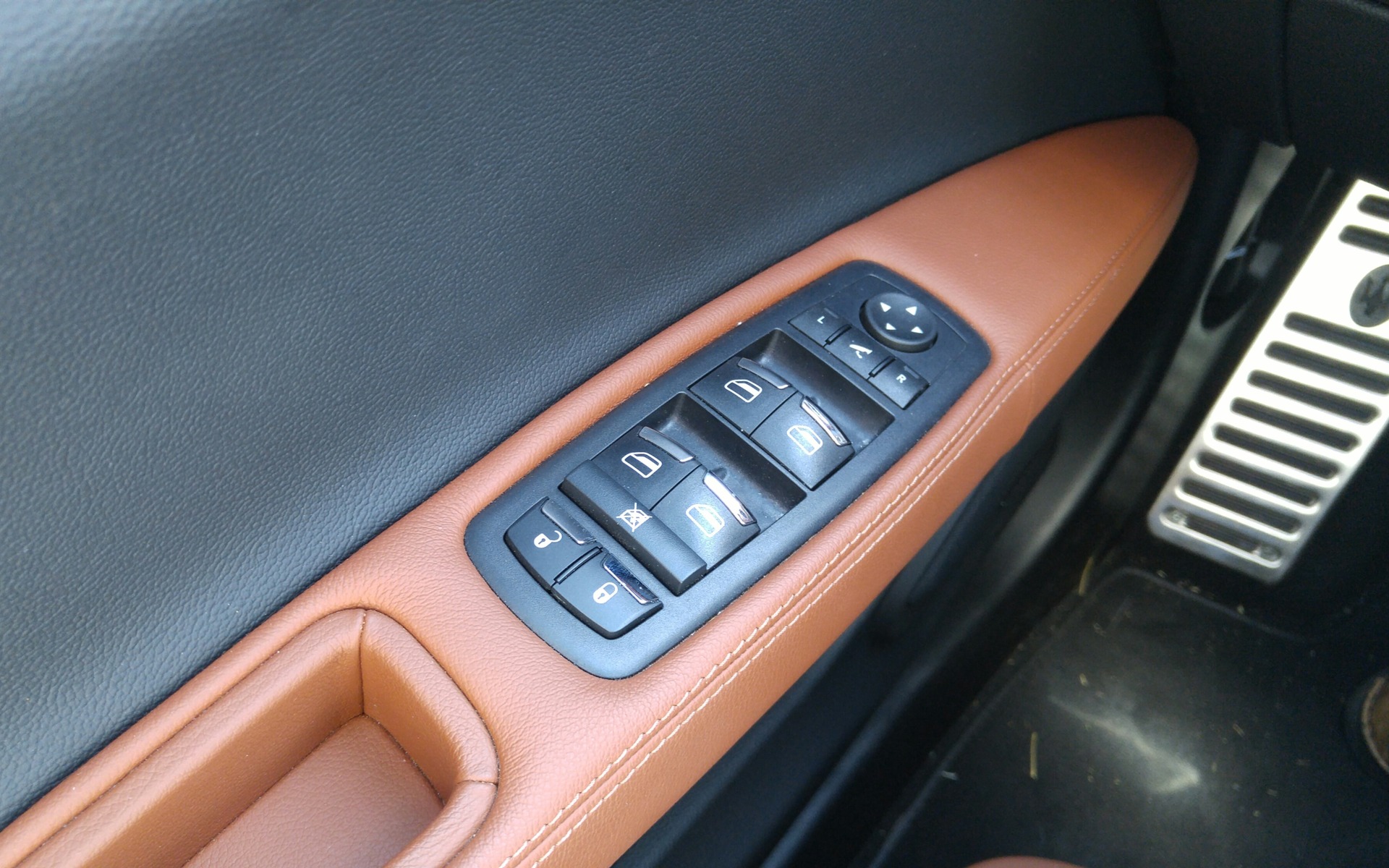 Dire qu'on retrouve des boutons presque identiques dans un Dodge Journey!