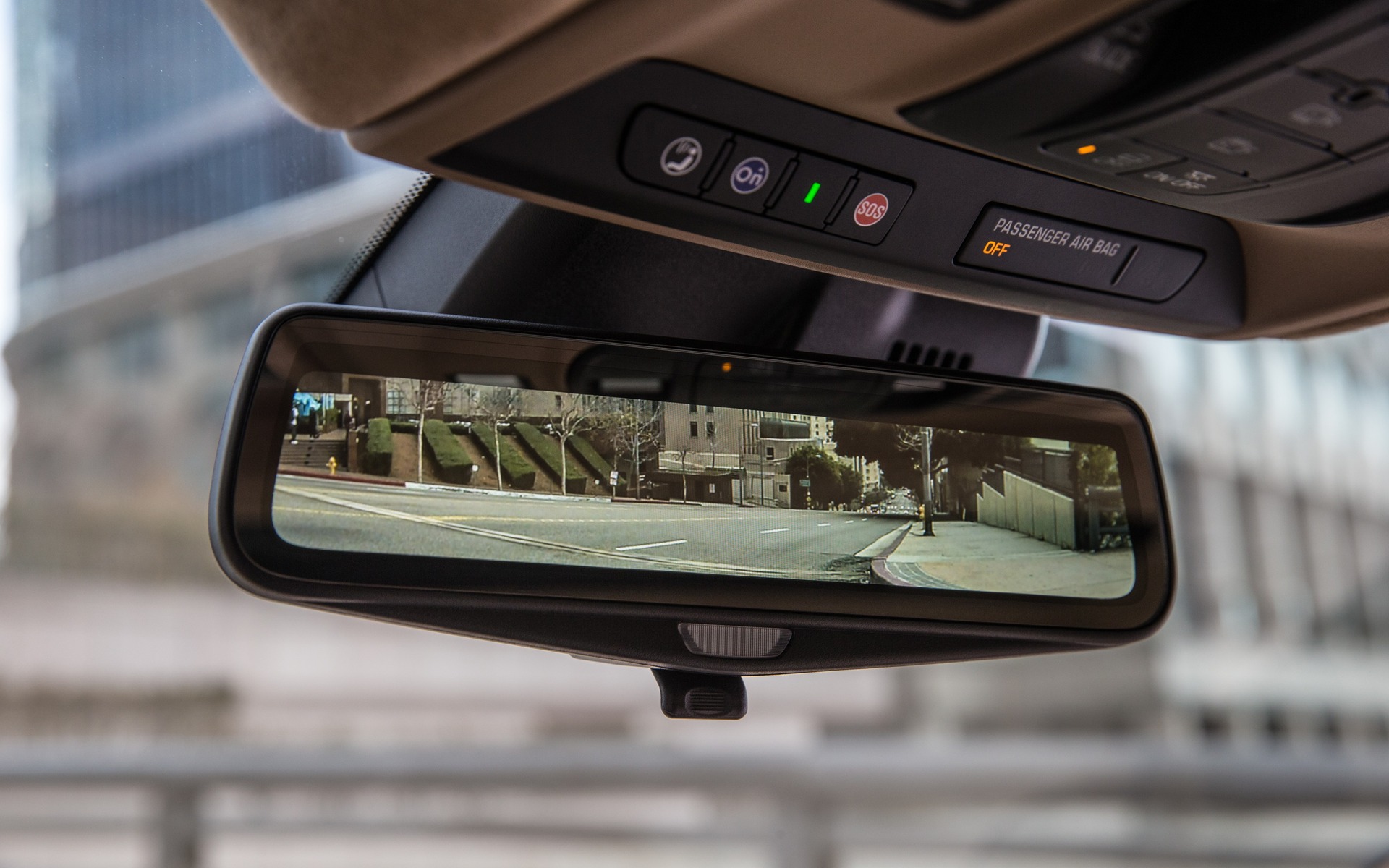 Le rétroviseur intérieur à caméra arrière de Cadillac - Guide Auto