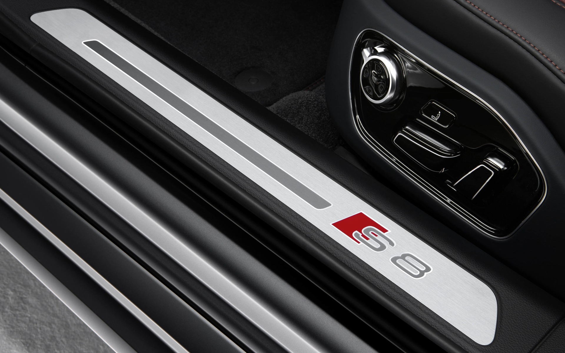 Audi S8 plus 2016 - Détail des seuils de portières.