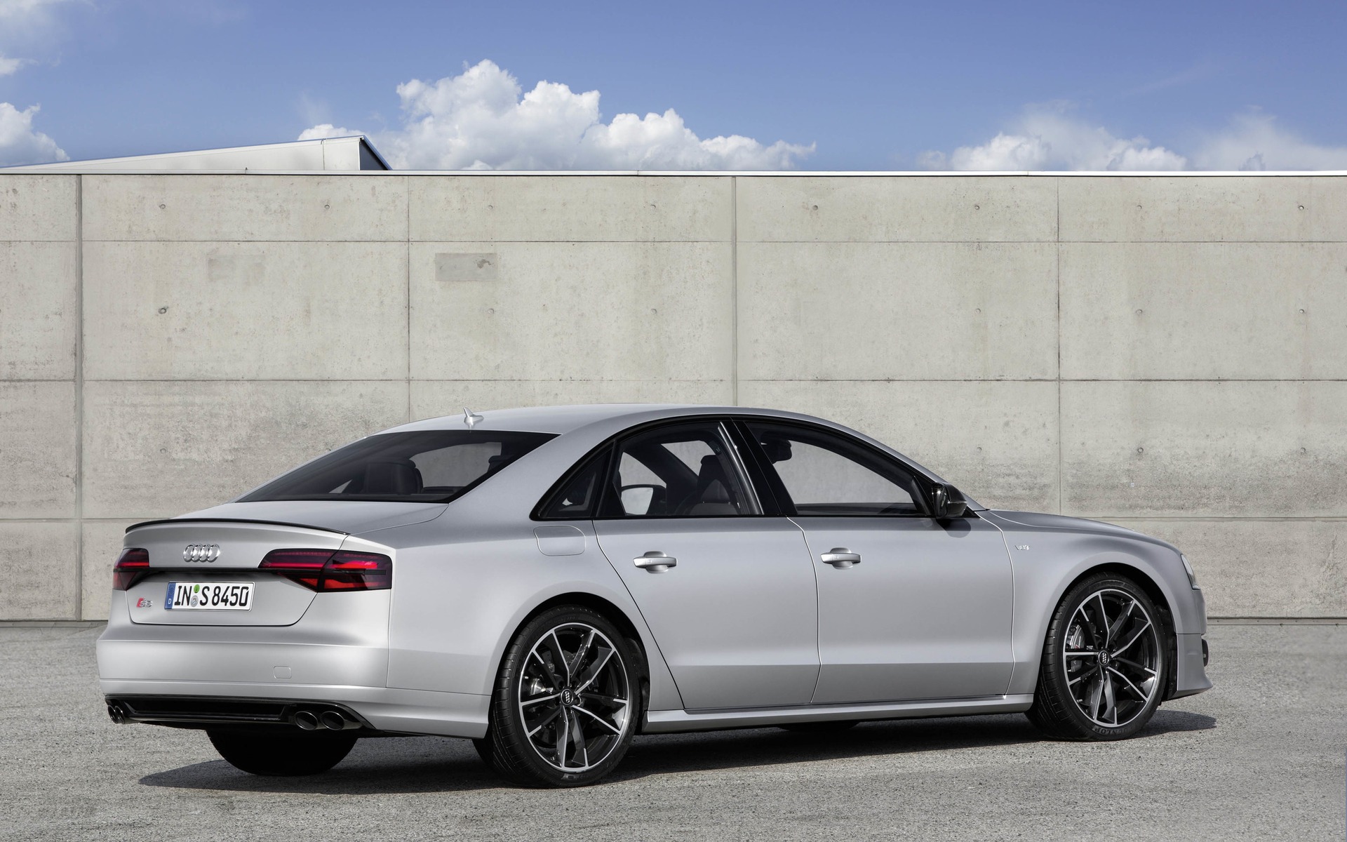 Audi S8 plus 2016 - Notez les éléments de carrosserie peints en noir.