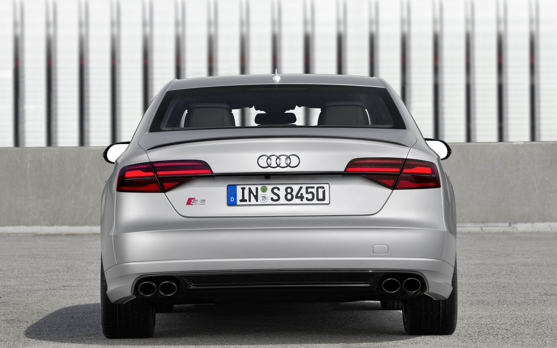 Audi S8 plus 2016 - Très subtil aileron arrière surplombant le coffre.