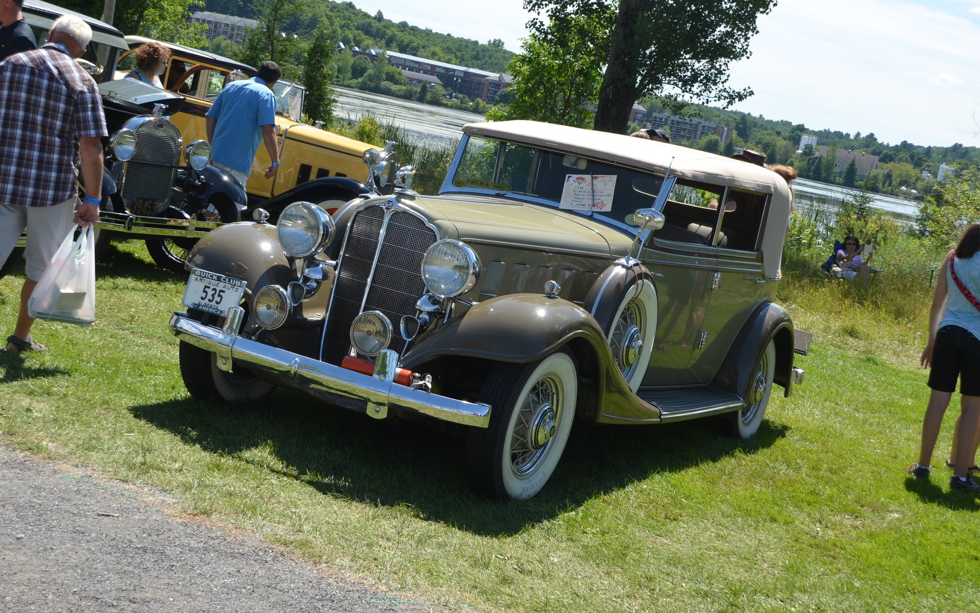 Un autre classique, une sublime Buick-McLaughin 1933