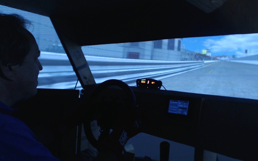 Gabriel Gélinas au volant du simulateur mis au point par Martin Lessard.
