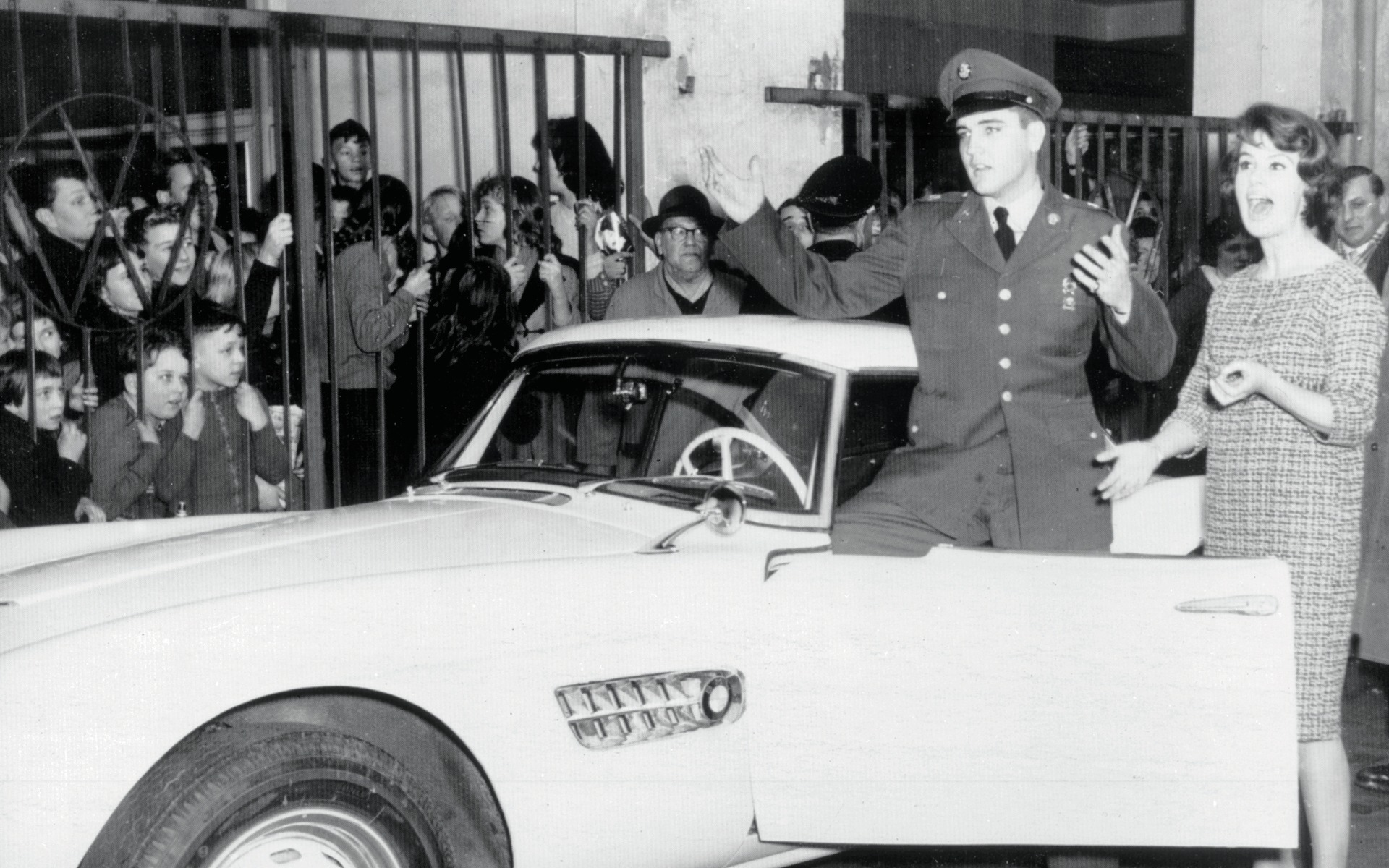 Elvis Presley et sa BMW 507.
