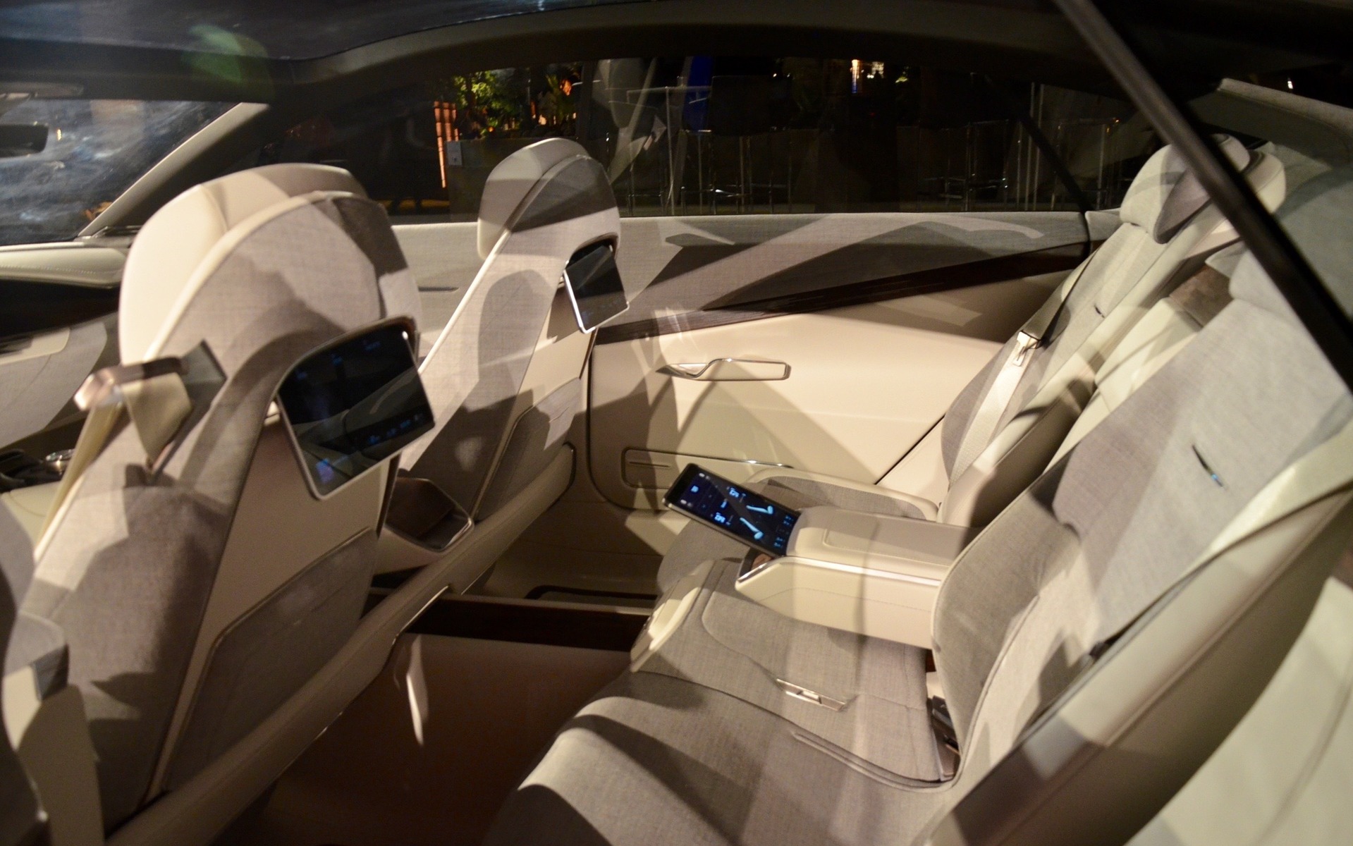 Cadillac Escala - Places arrière avec écrans et tablette électronique.