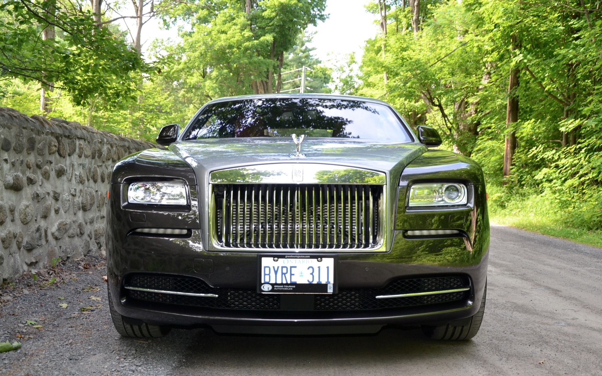 Rolls-Royce Wraith 2016 : un gabarit hors normes et une calandre imposante.