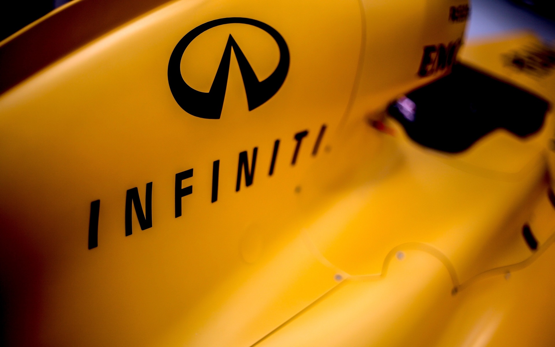 Infiniti logo on the engine cover of the Renault F1 car