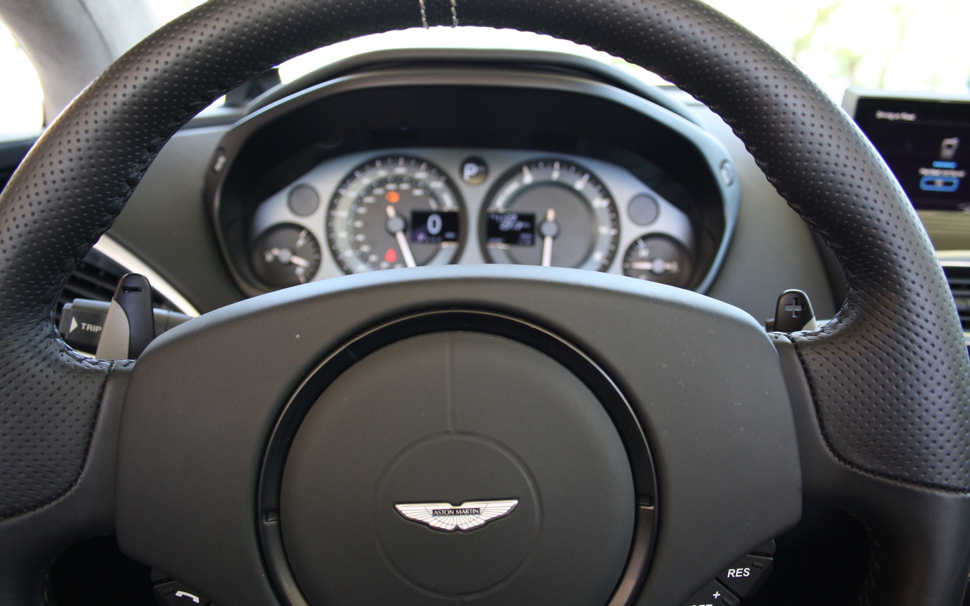 Aston Martin Vanquish Volante 2016